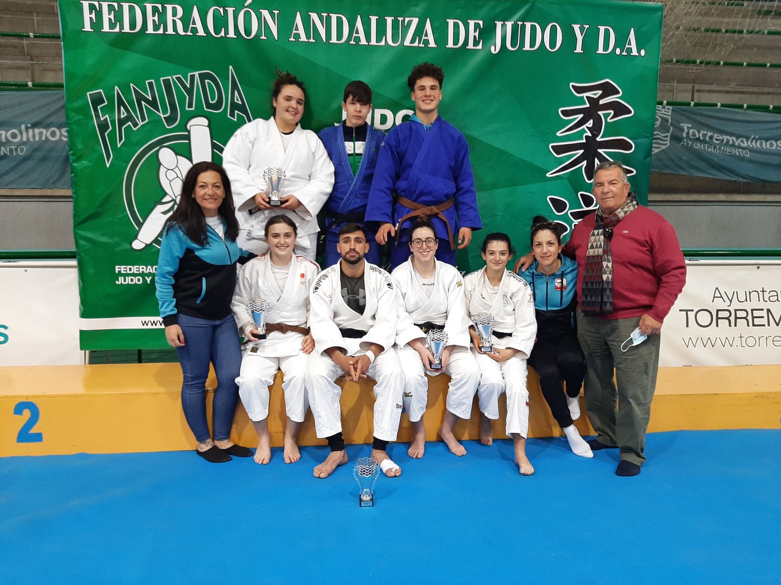 Los deportistas portuenses, con su entrenador Tadeo.