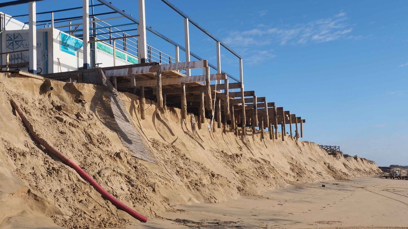Chiringuito Salitre, al borde del abismo, en Isla Cristina
