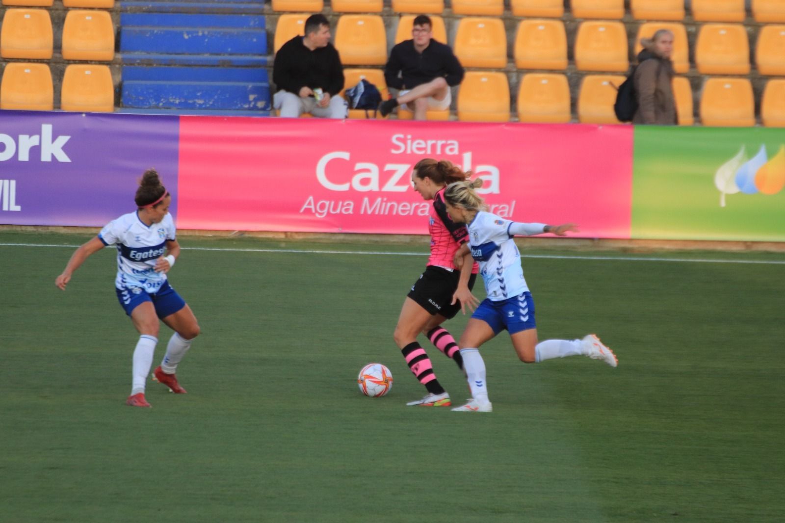 Un lance del encuentro que se disputa en Alcorcón.