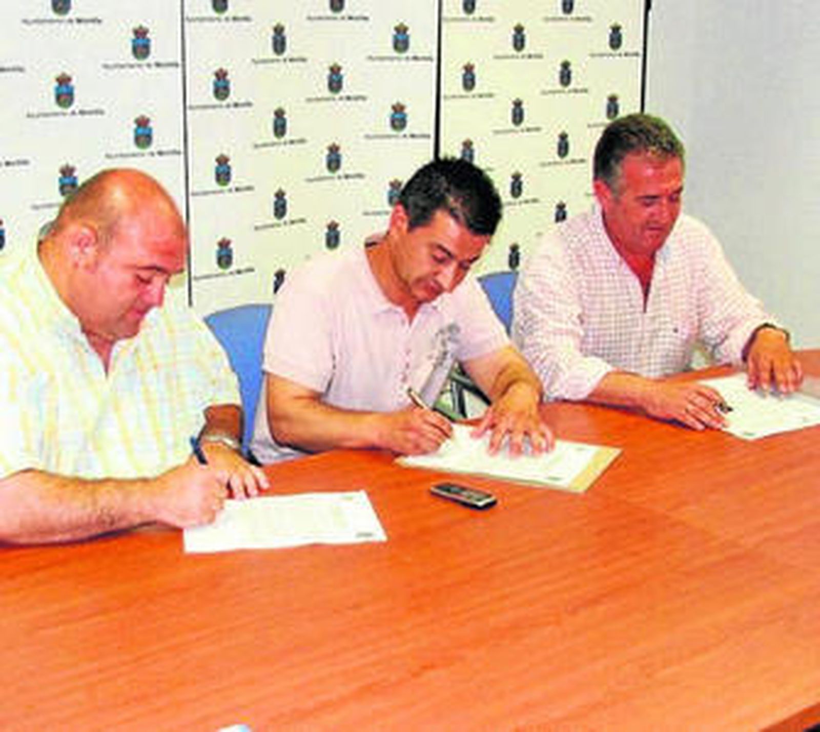 Un momento de la firma del acuerdo.