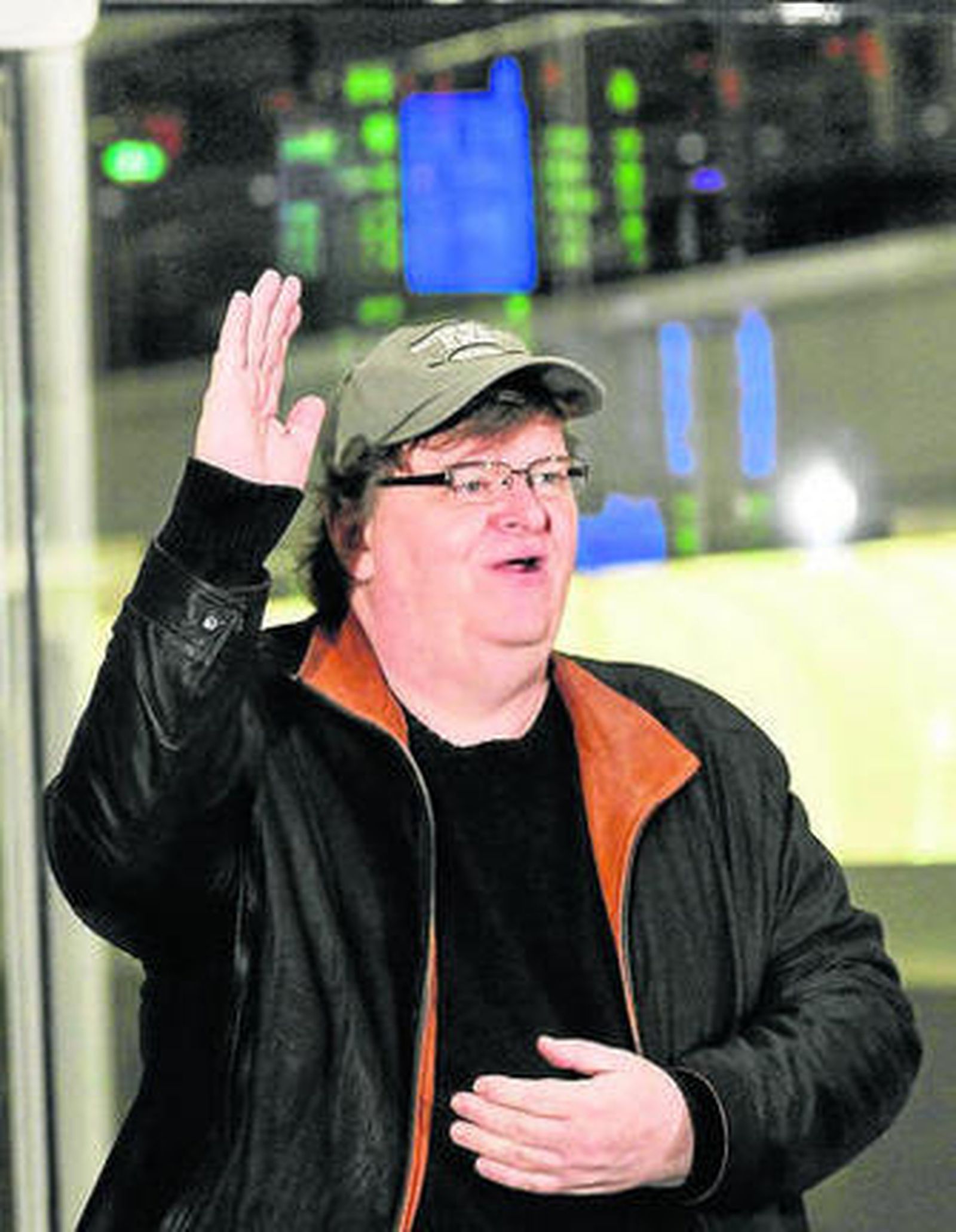 Michael Moore hace de las suyas en la Bolsa de Tokio.