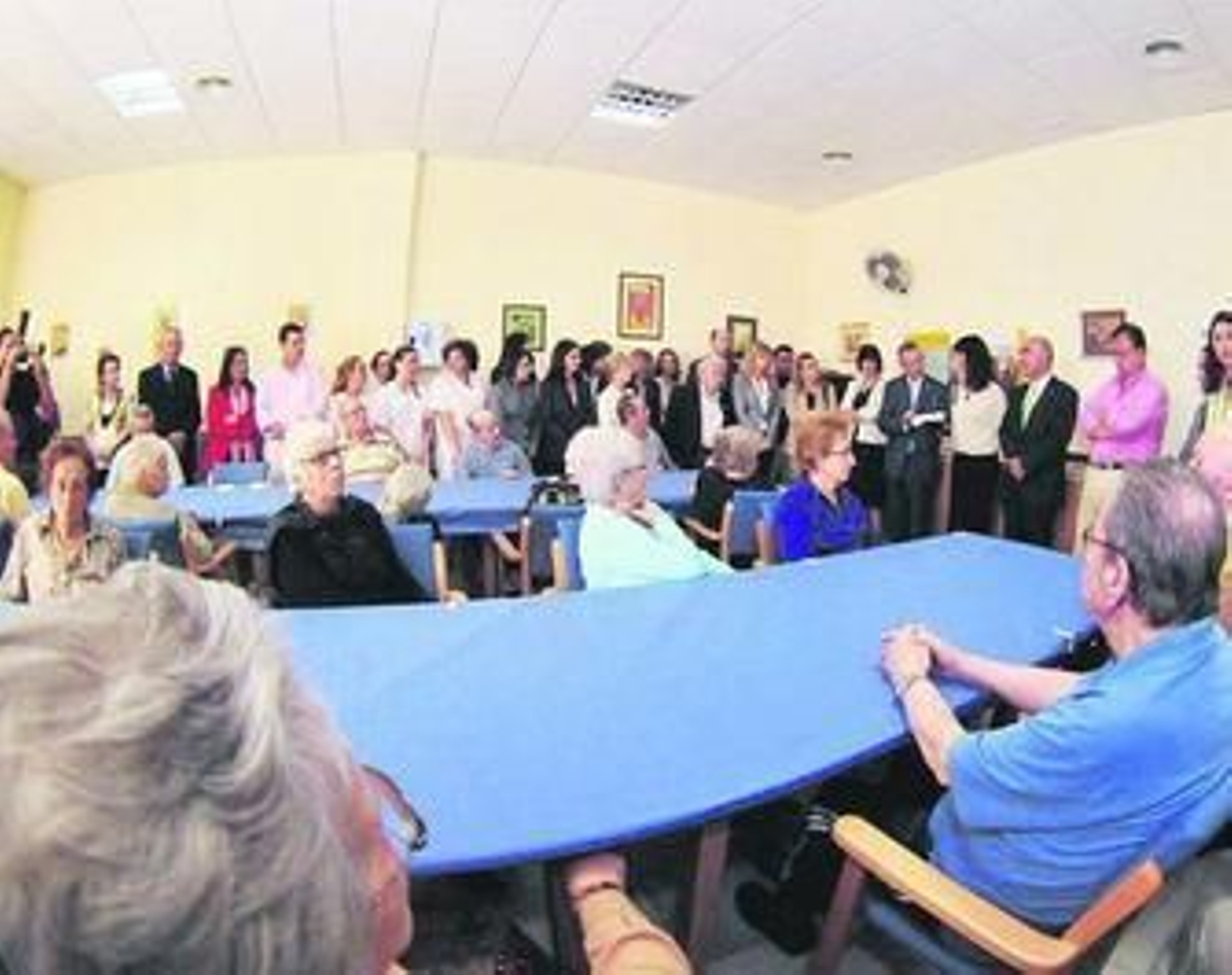 Representantes políticos en la unidad de estancia diurna de Parkinson.