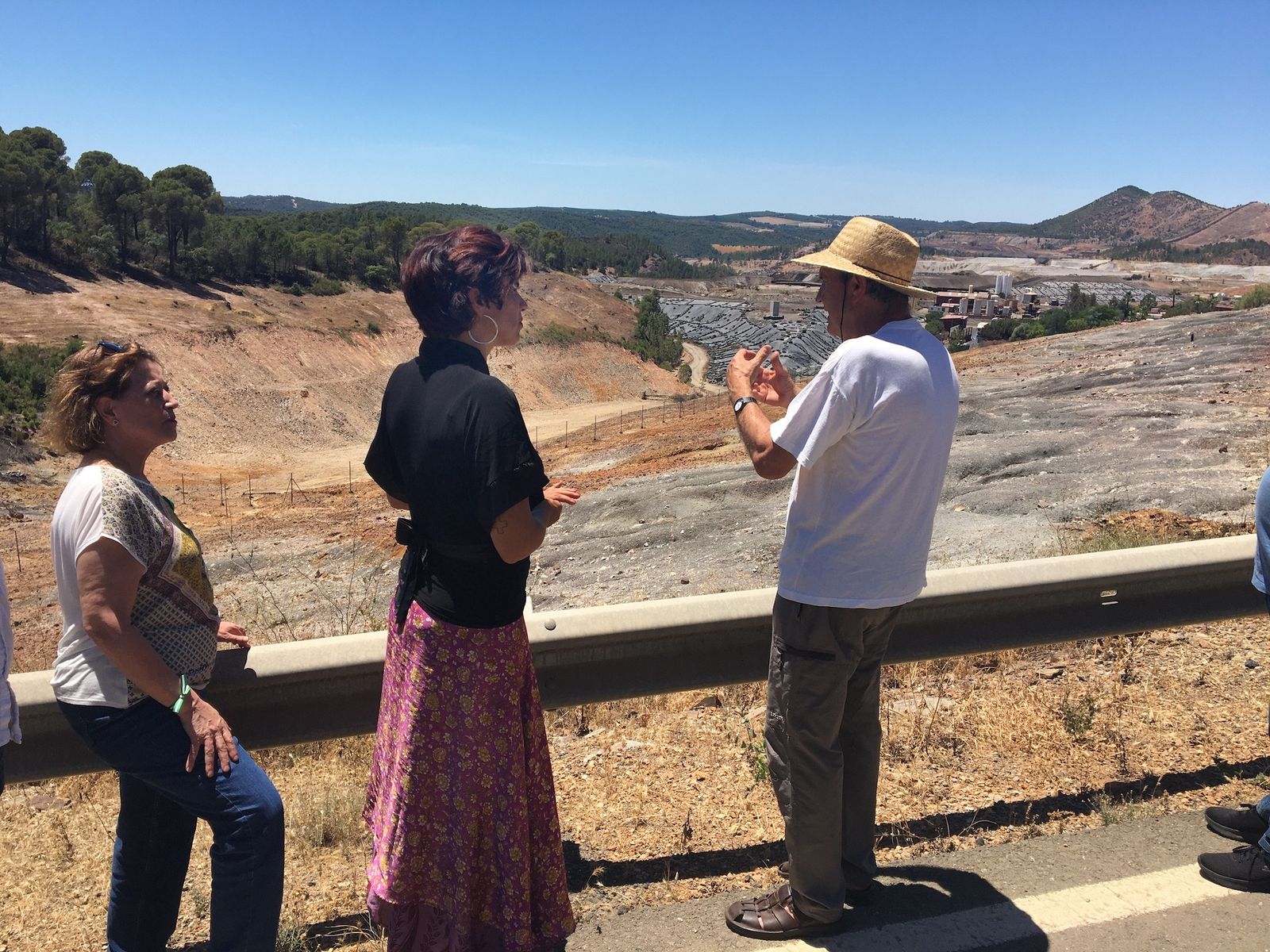 Juan Romero explica a Teresa Rodríguez la situación del vertedero.