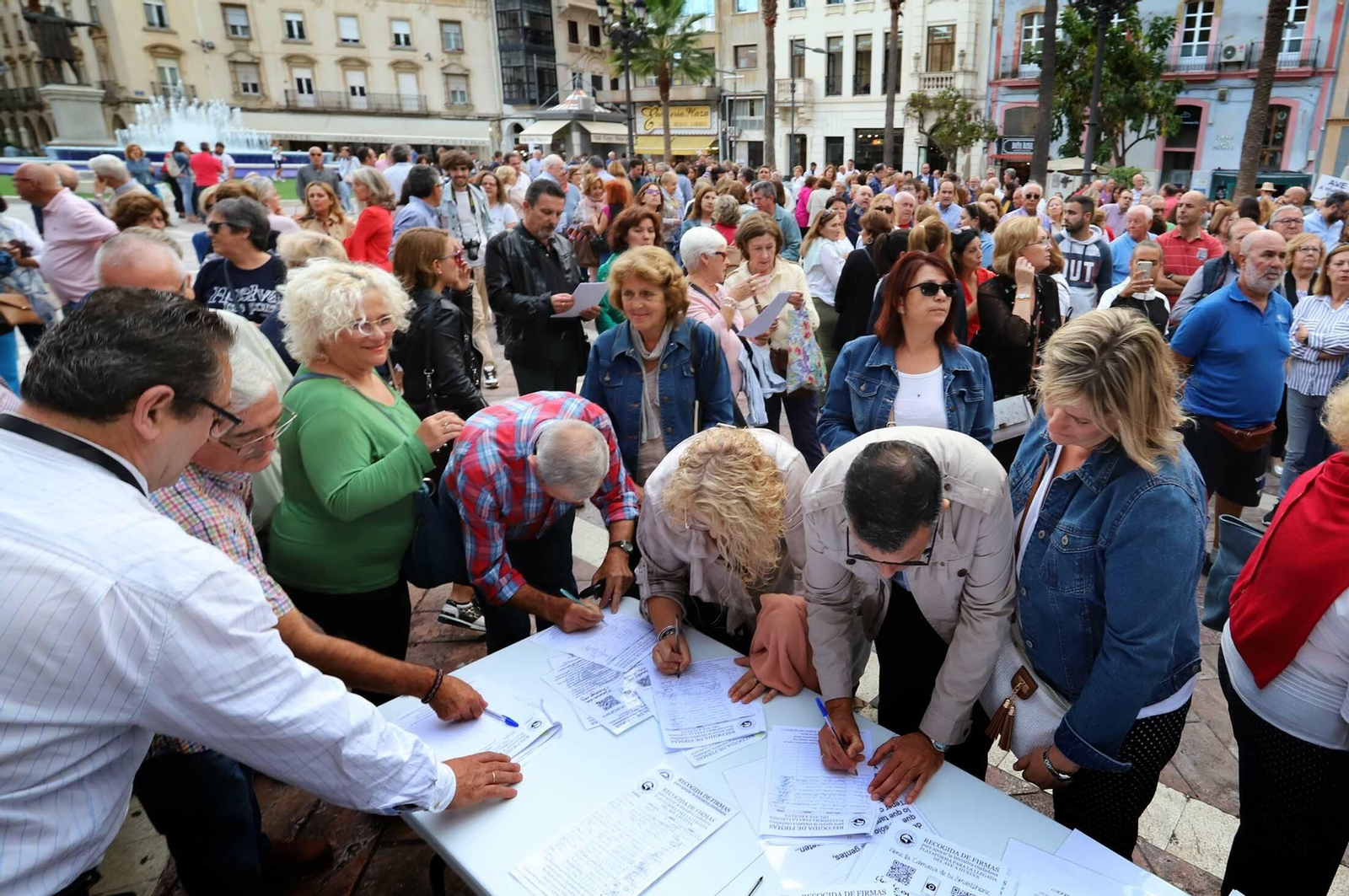 Imágenes de la concentración en defensa de la llegada del AVE a Huelva