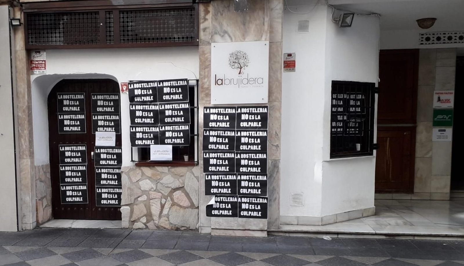 Un bar de la calle Convento de Algeciras, cerrado este miércoles en protesta por las medidas de la Junta.