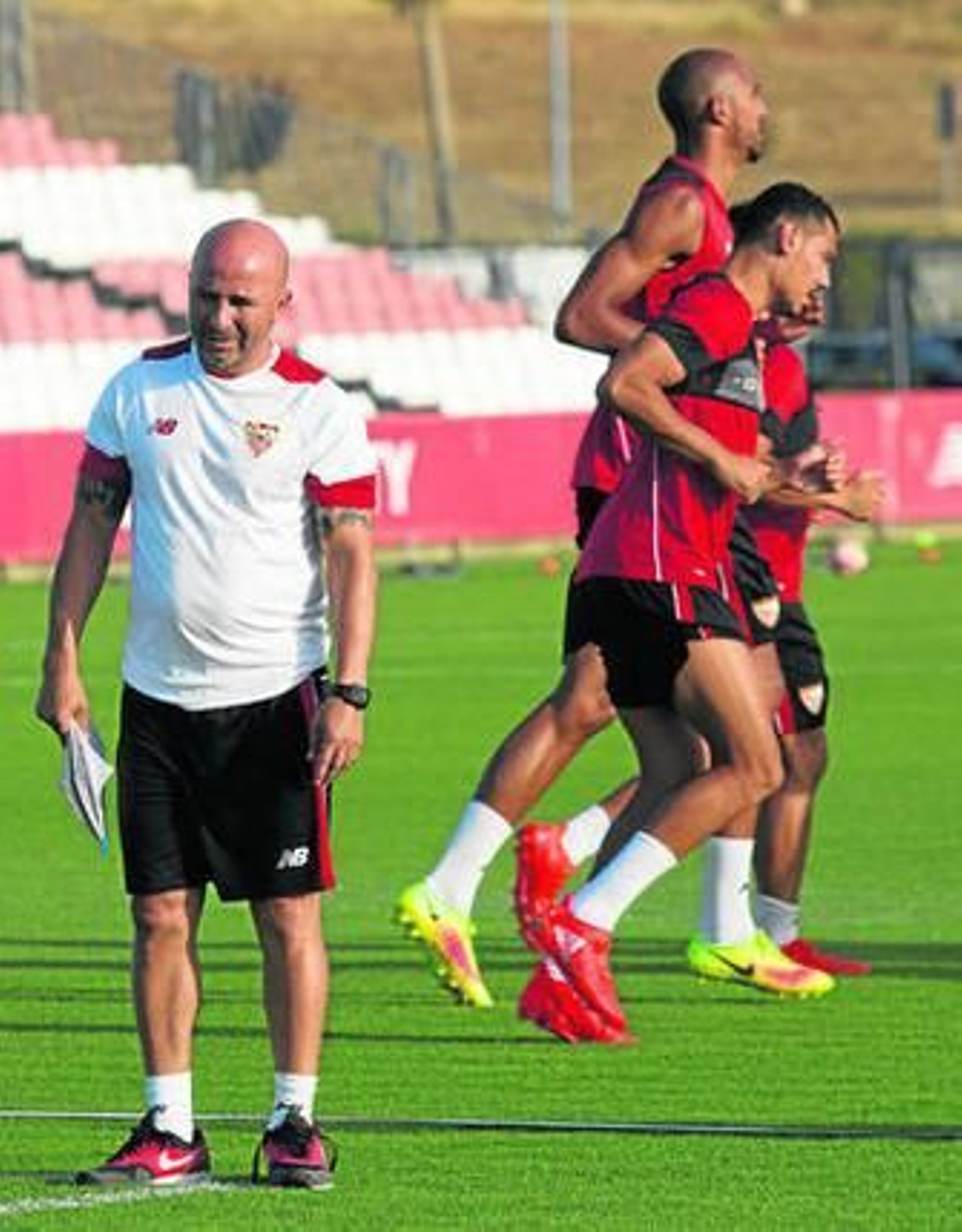 Sampaoli, con Kolodziejczak, N'Zonzi y Mariano al fondo.