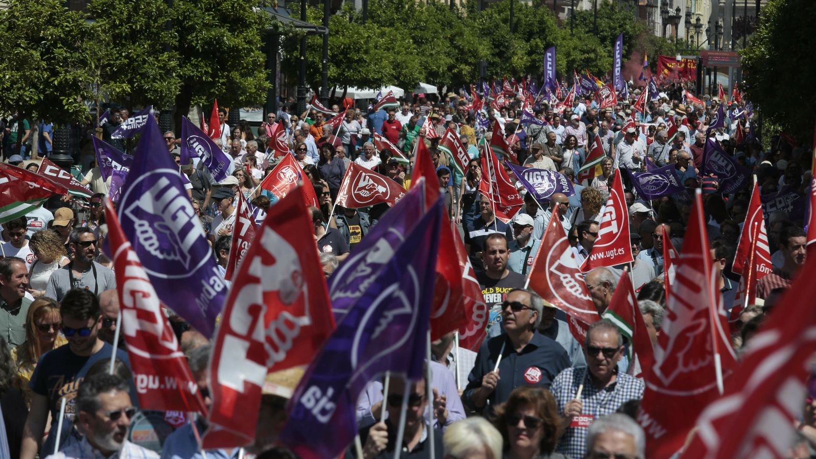 las imágenes de la  manifestación del Primero de Mayo en Sevilla