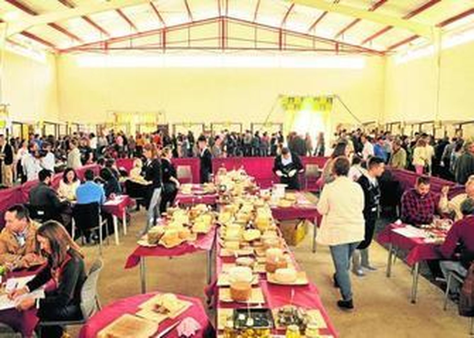 Una vista de la sala con los expositores y punto de venta de la feria, donde el público degustó los quesos.