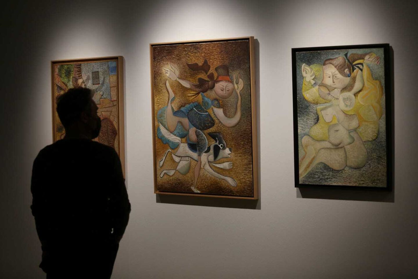 En el centro la pieza 'La Fuite avec le chien' de Javier Vilató.