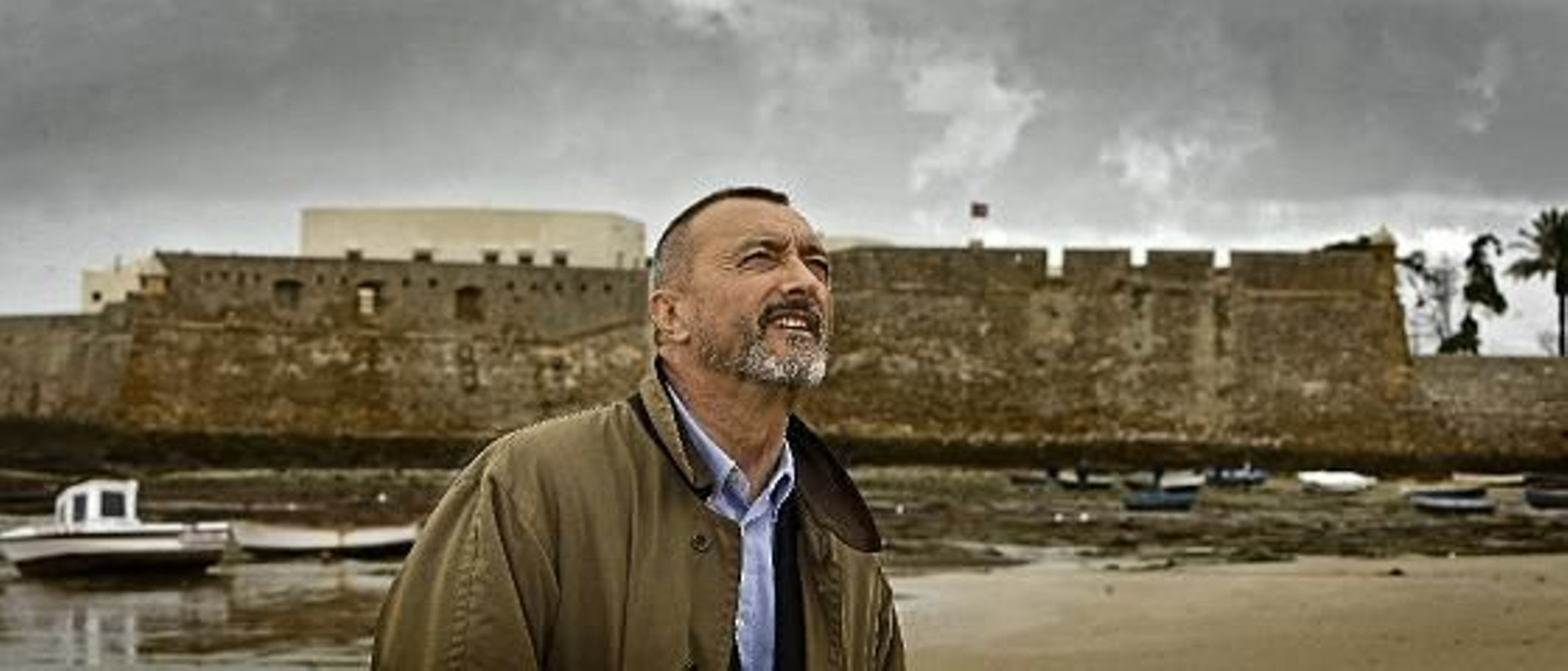 Pérez-Reverte realizó un recorrido por las localizaciones de su última novela, ambientada en el Cádiz de 1811. /Julio González