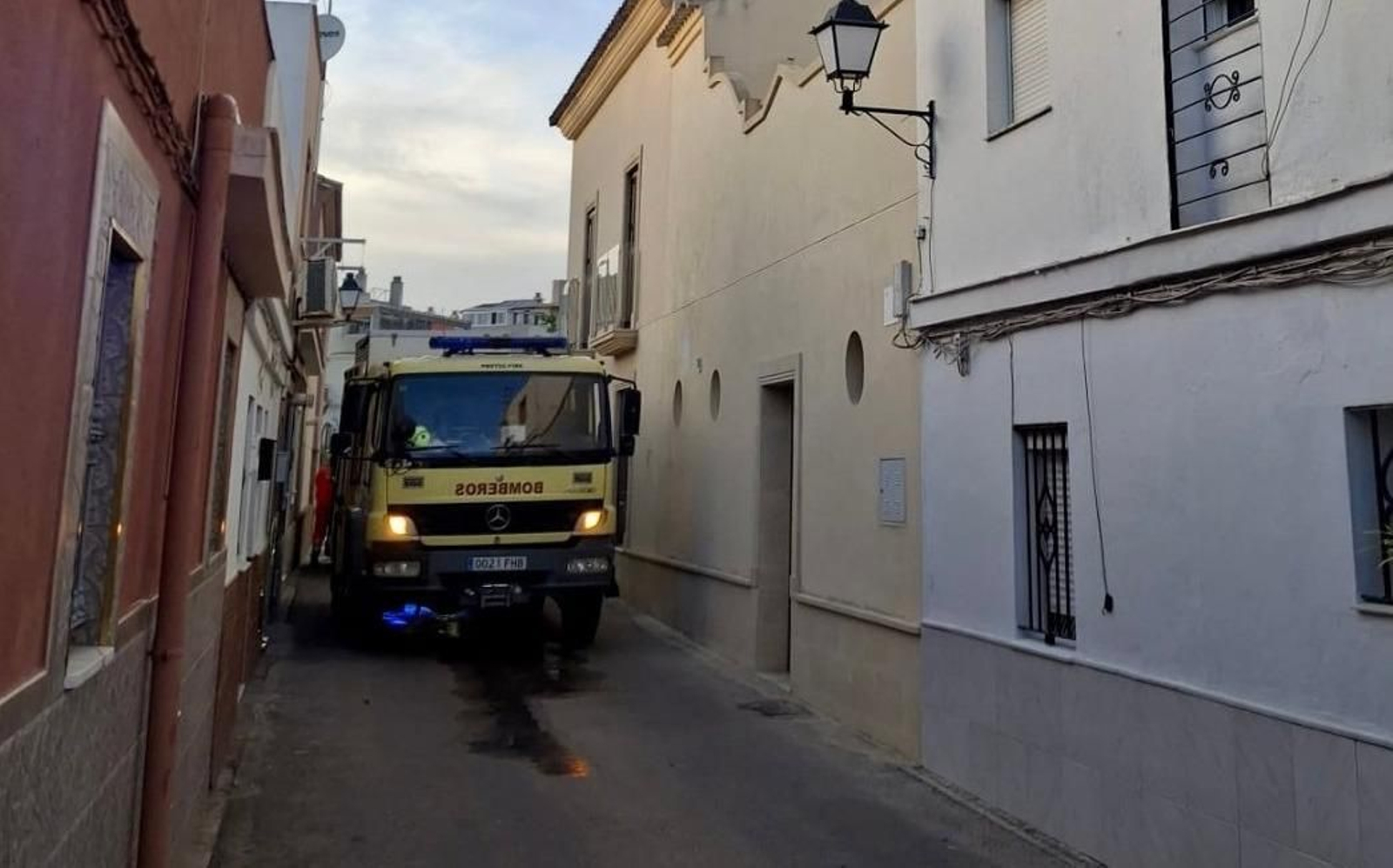 Los efectivos de Bomberos durante el rescate del vecino en una casa incendiada en Jerez