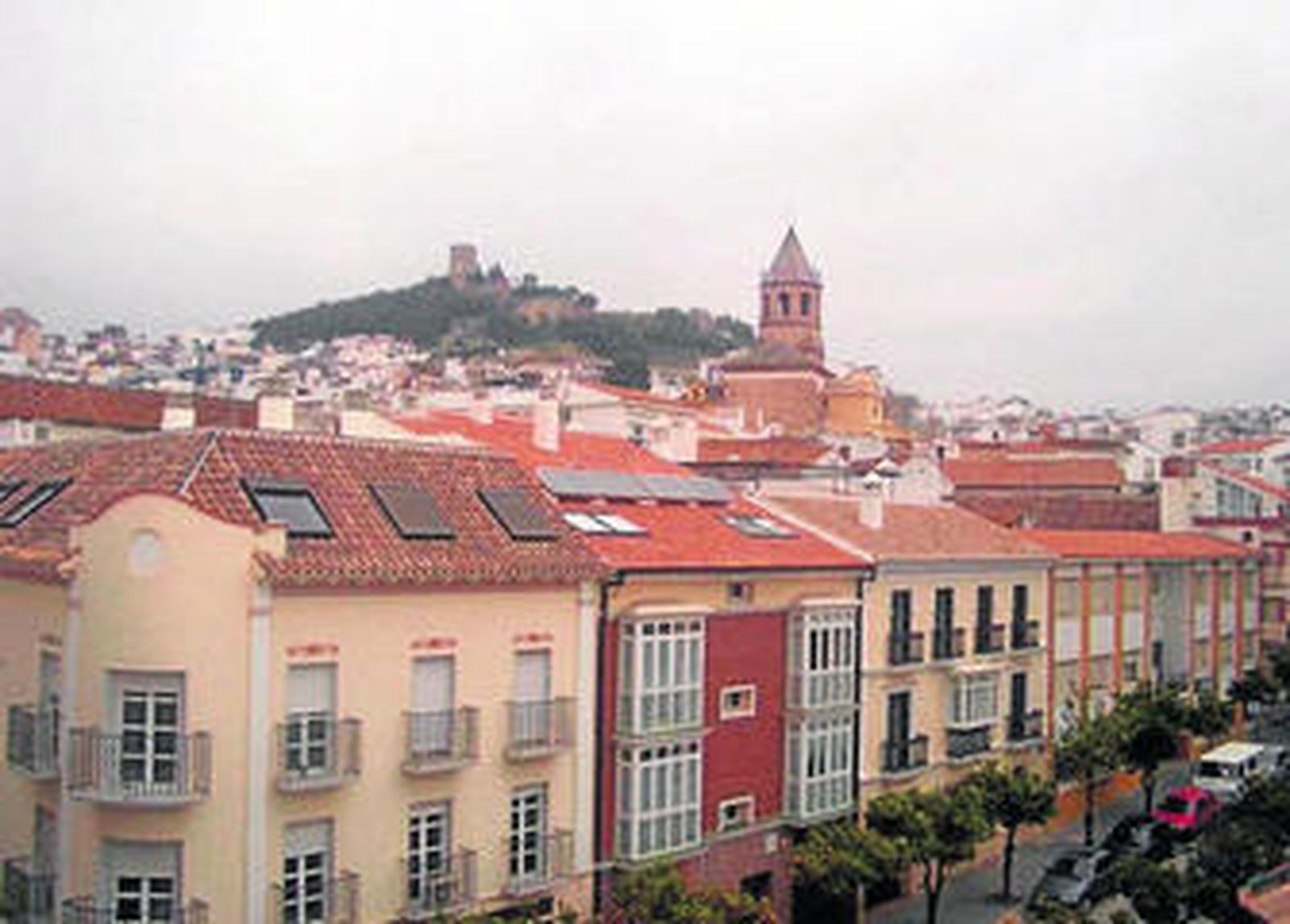 Vista del casco histórico de Vélez con la iglesia de San Juan al fondo.