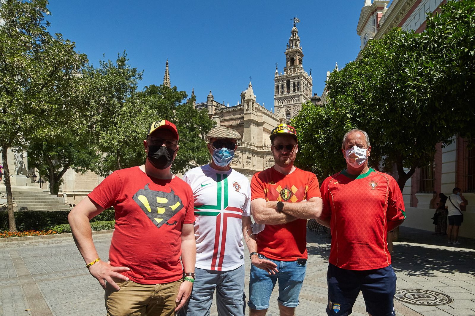 Imágenes de la convivencia entre belgas y portugueses por las calles de Sevilla.