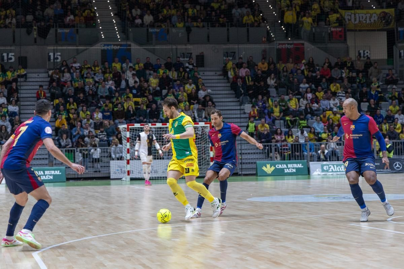 La fiesta amarilla en la goleada del Jaén FS al Barça, en imágenes
