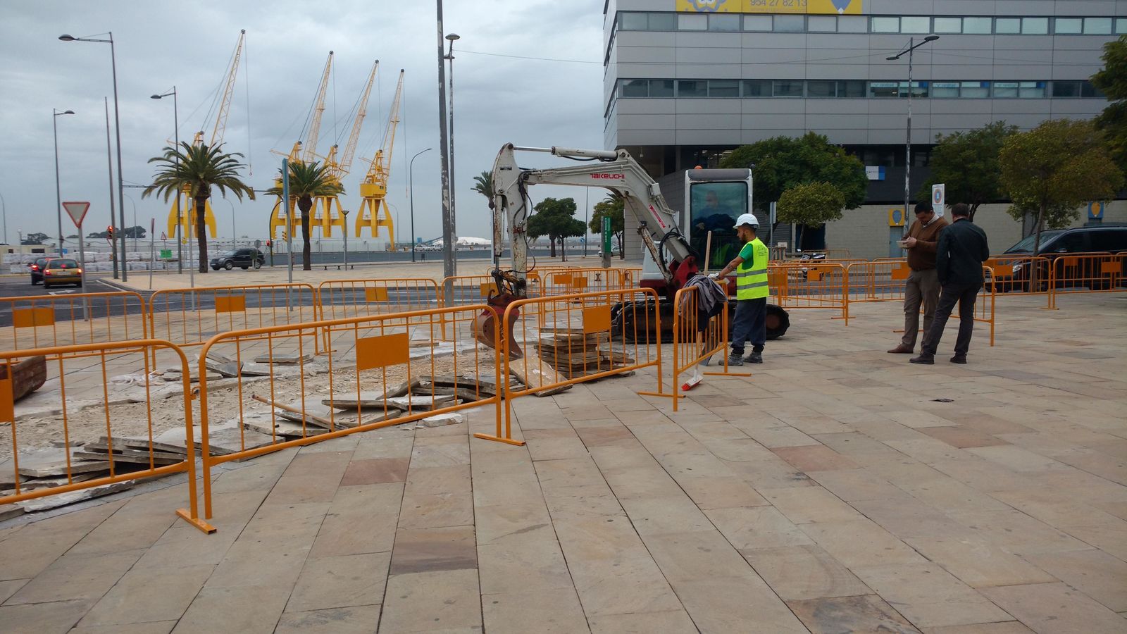 Parte del acerado de la avenida de la Ría se ha levantado para construir el primer tramo incluido en el proyecto de ampliación del carril bici de la capital onubense.