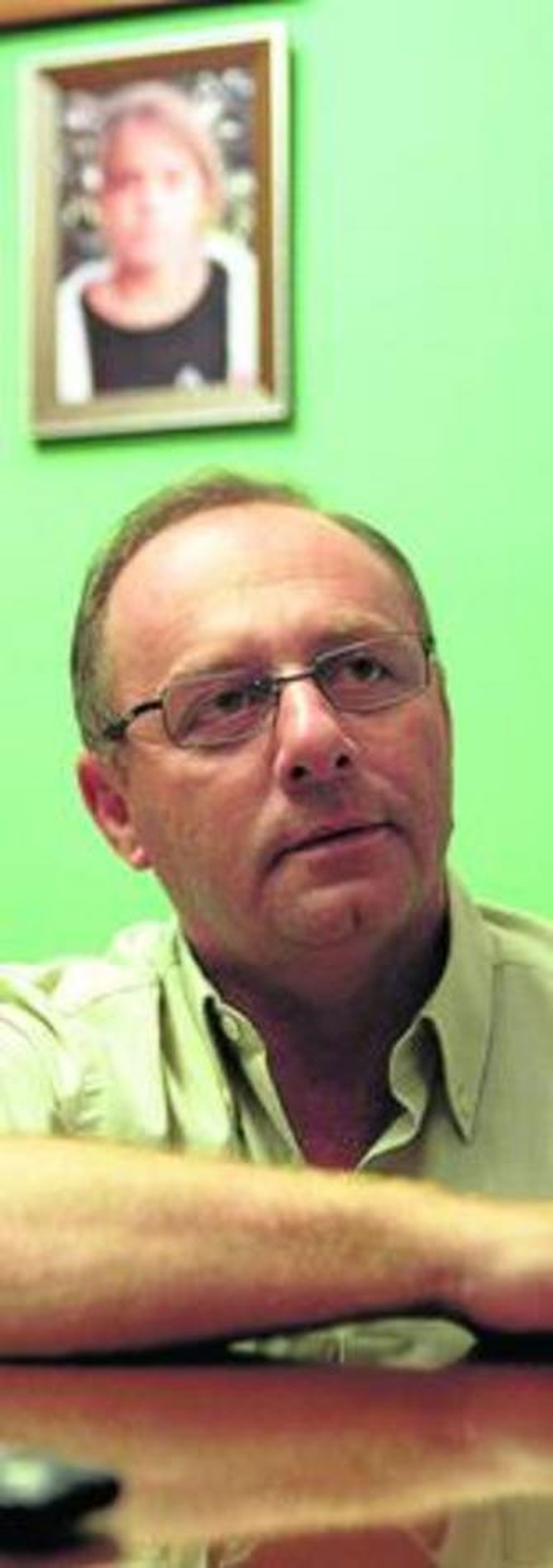 Antonio del Castillo, con el retrato de su hija detrás.