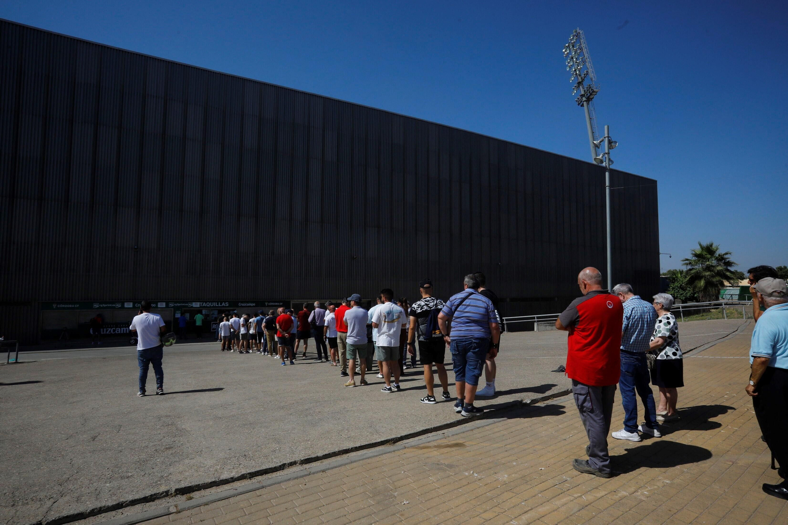 Colas en El Arcángel para hacerse con las entradas de los partidos del Córdoba CF ante la Ponferradina