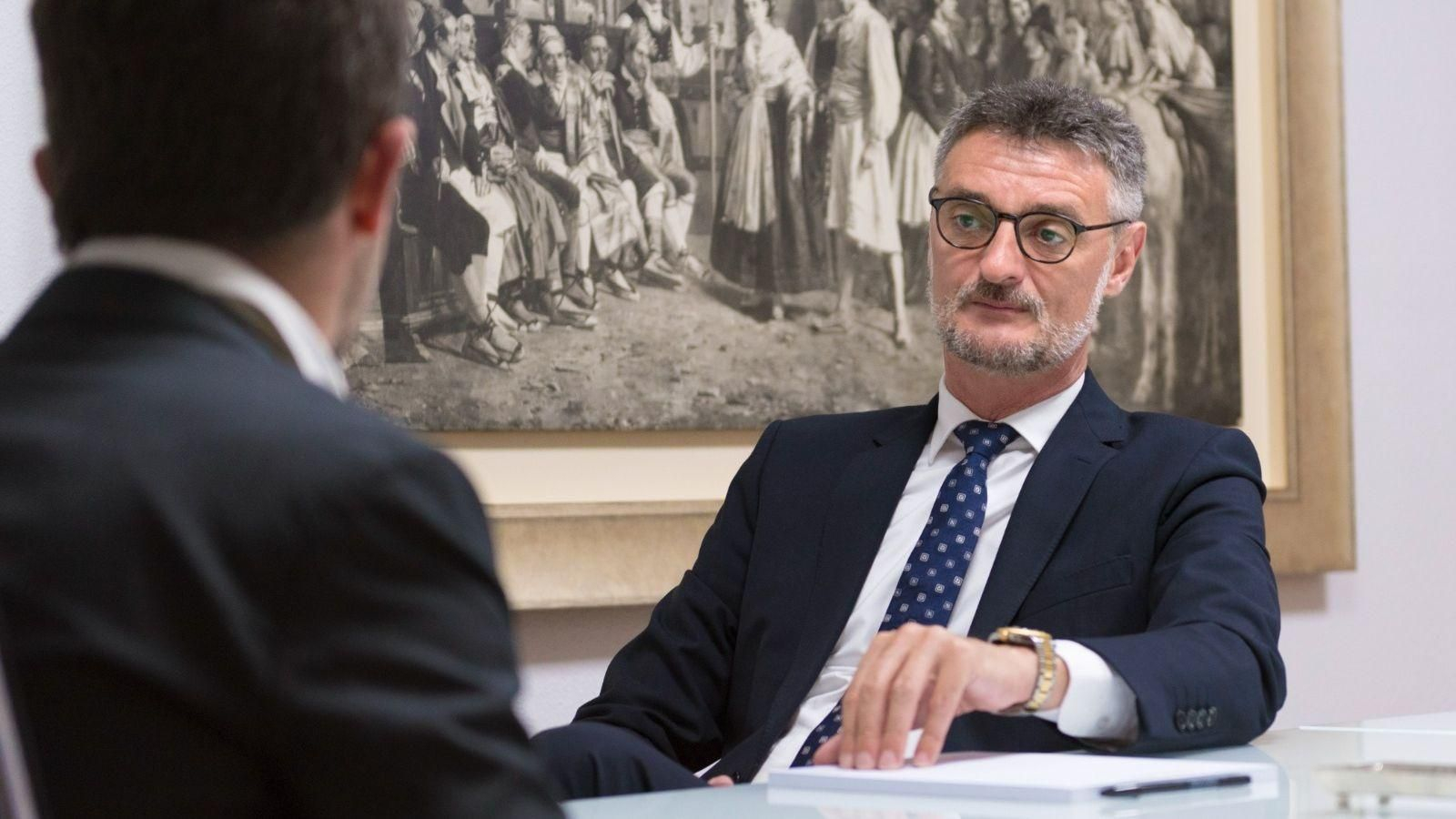 Ignacio Castillo Castrillón con un cliente en el despacho de Málaga