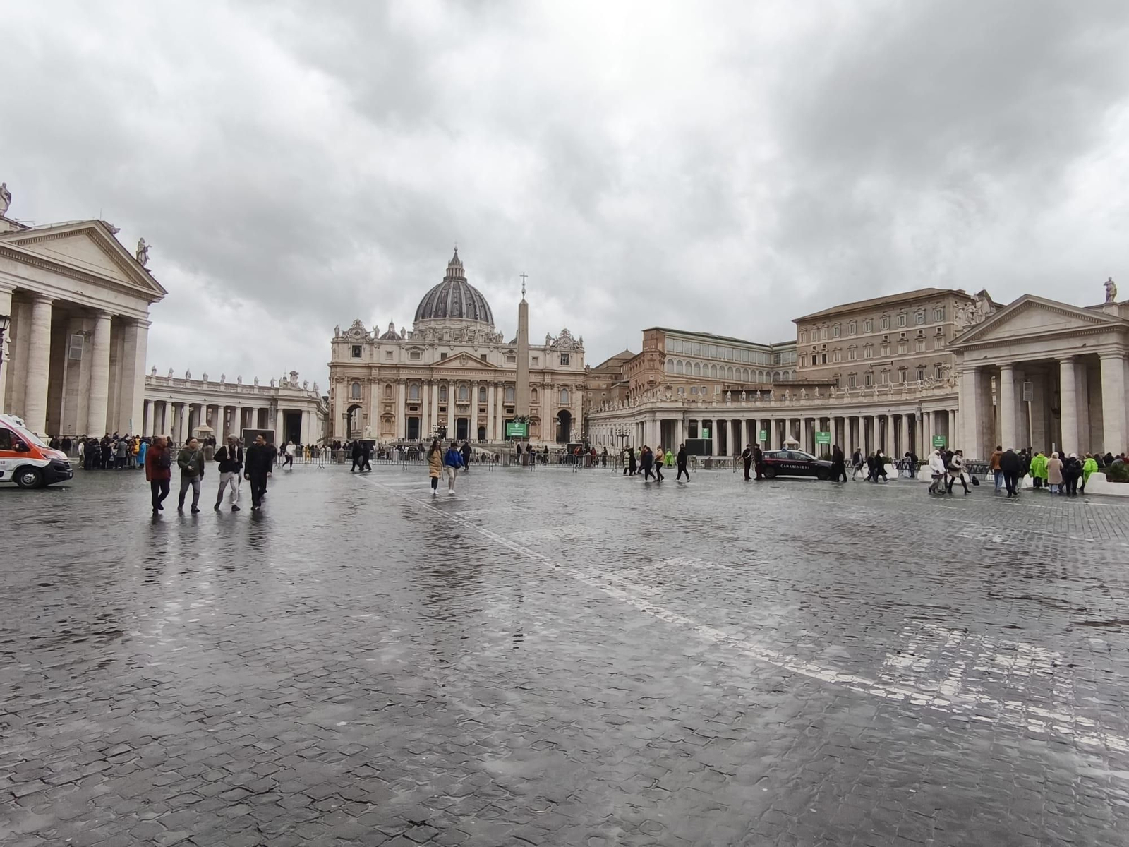 Dos Simpecados onubenses de la Santísima Virgen del Rocío coinciden en la ciudad de Roma, en imágenes