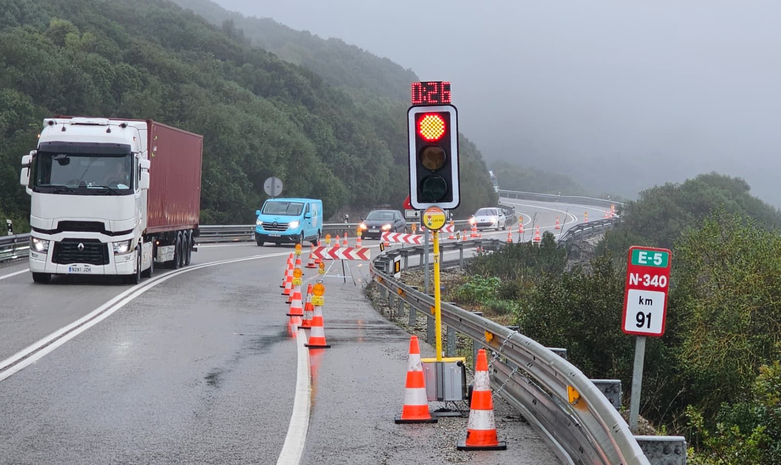 Un semáforo regula el tráfico en la zona del deslizamiento.
