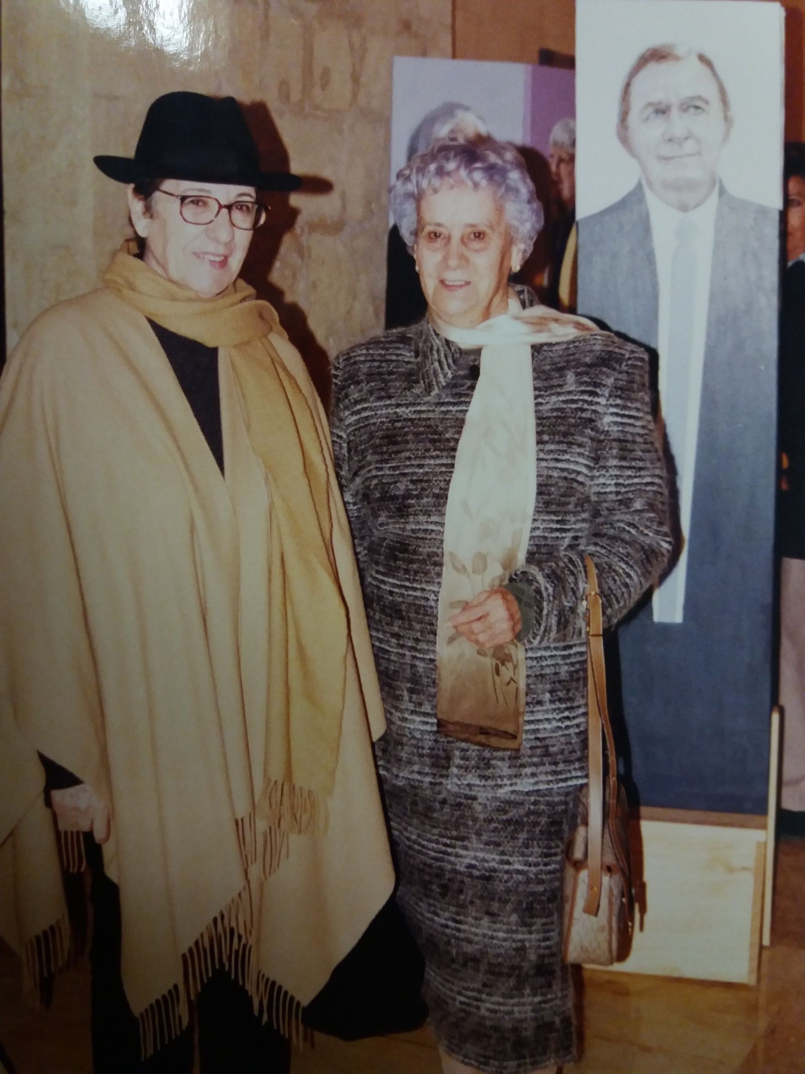 En la exposición '50 en tertulia', con Carmen Juan