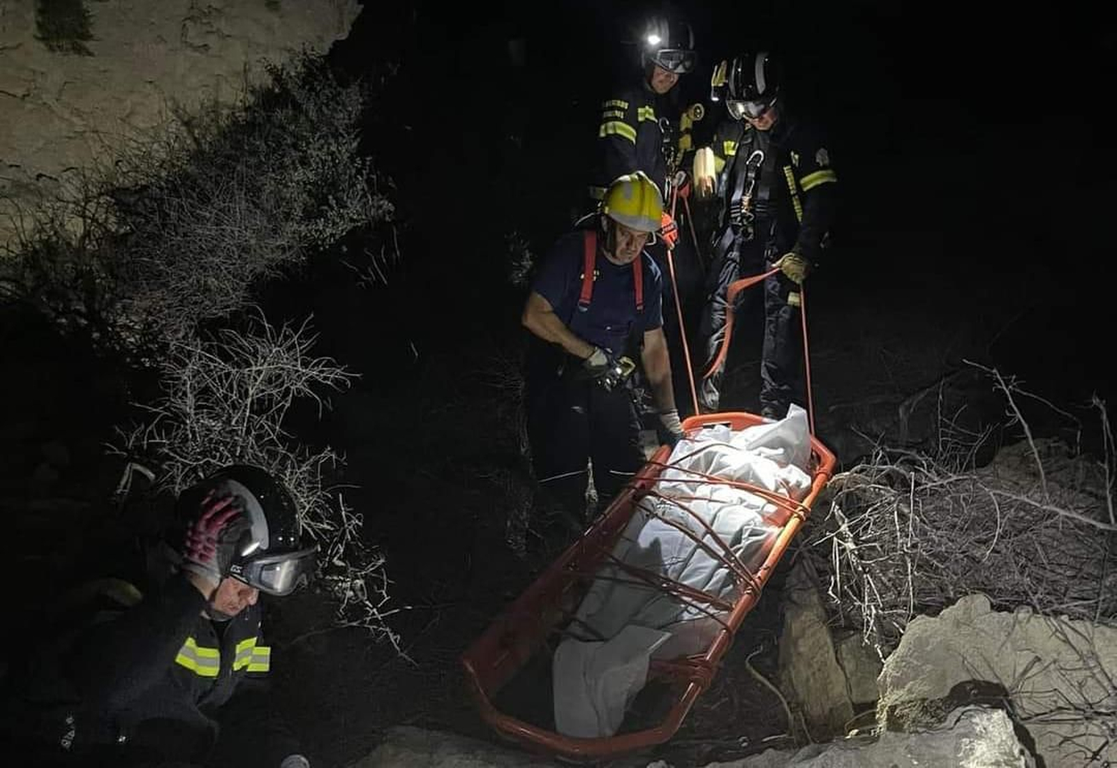 El equipo de Bomberos logró rescatar el cuerpo desde una zona de difícil acceso.