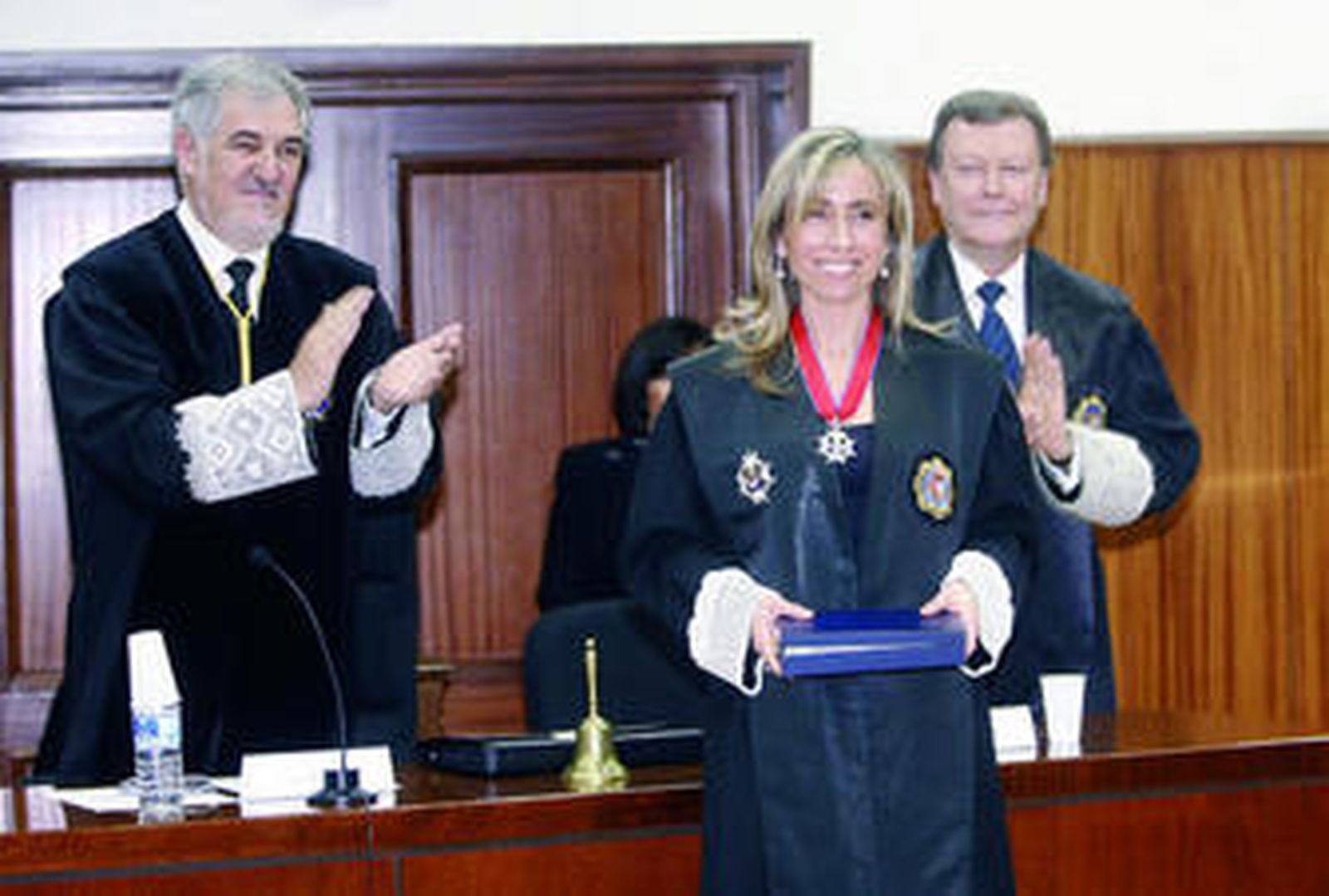 Consuelo Fidalgo, aplaudida por Conde Pumpido y Martín-Caro.