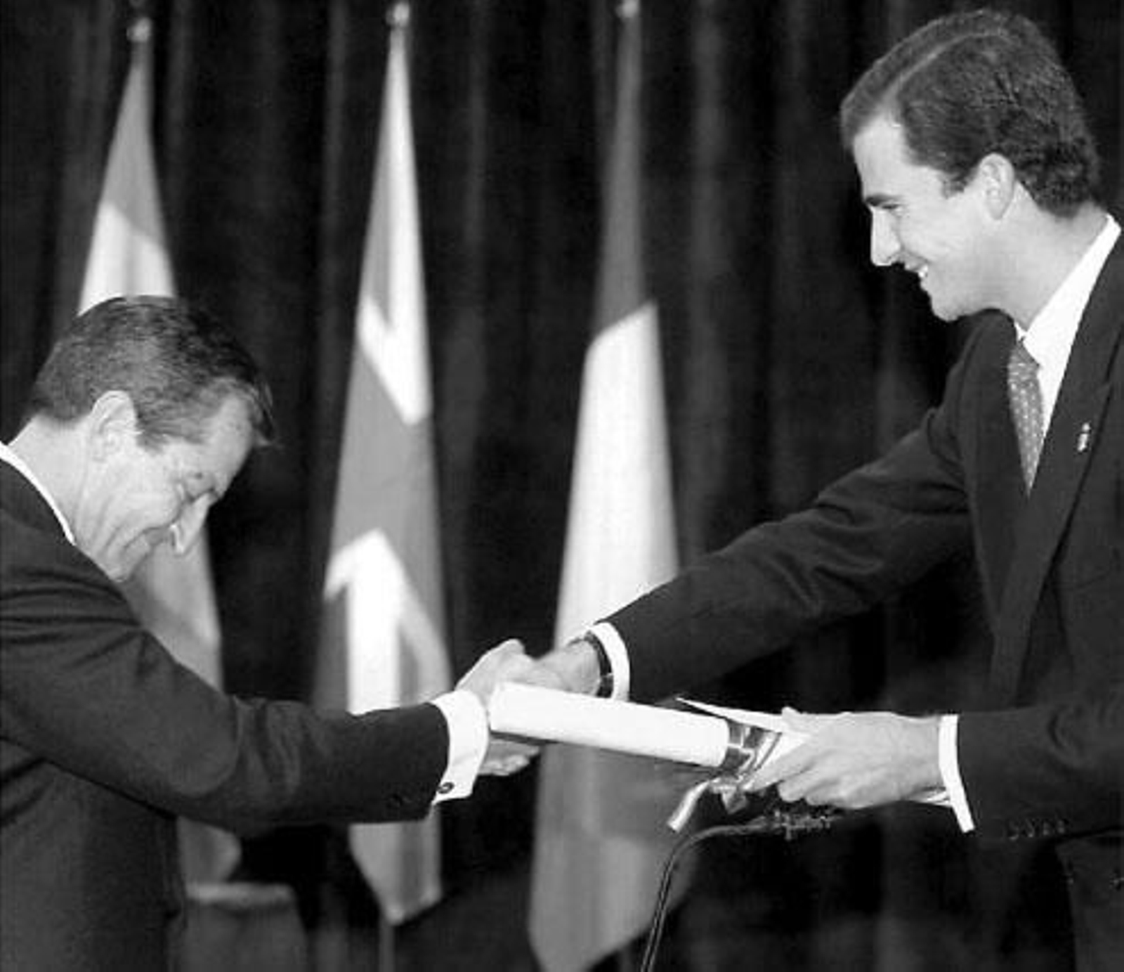 Suárez recibe el Premio Príncipe de Asturias a la Concordia en 1996 de manos del Príncipe Felipe.

Foto: EFE