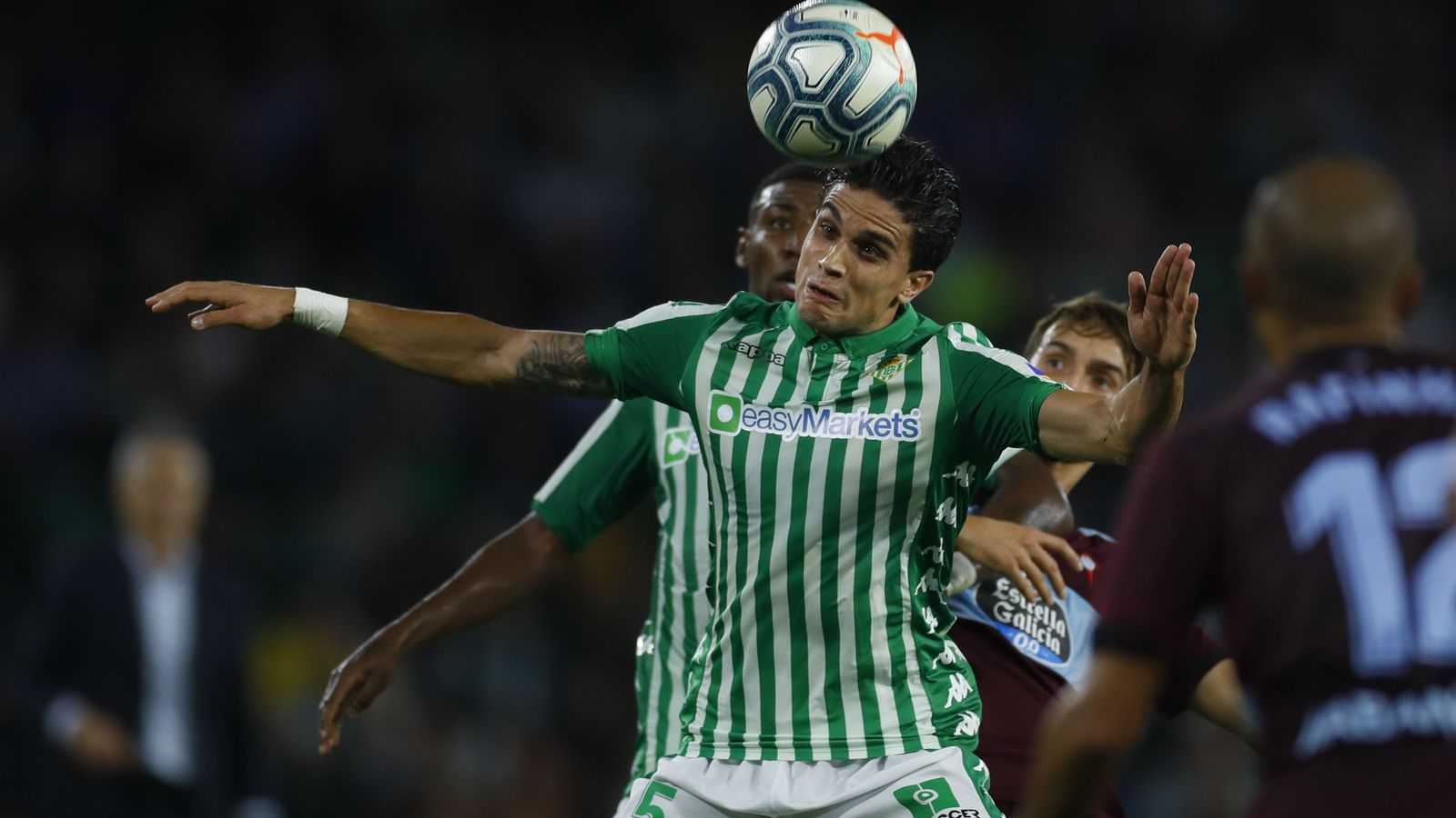 Bartra despeja de cabeza en el duelo ante el Celta.