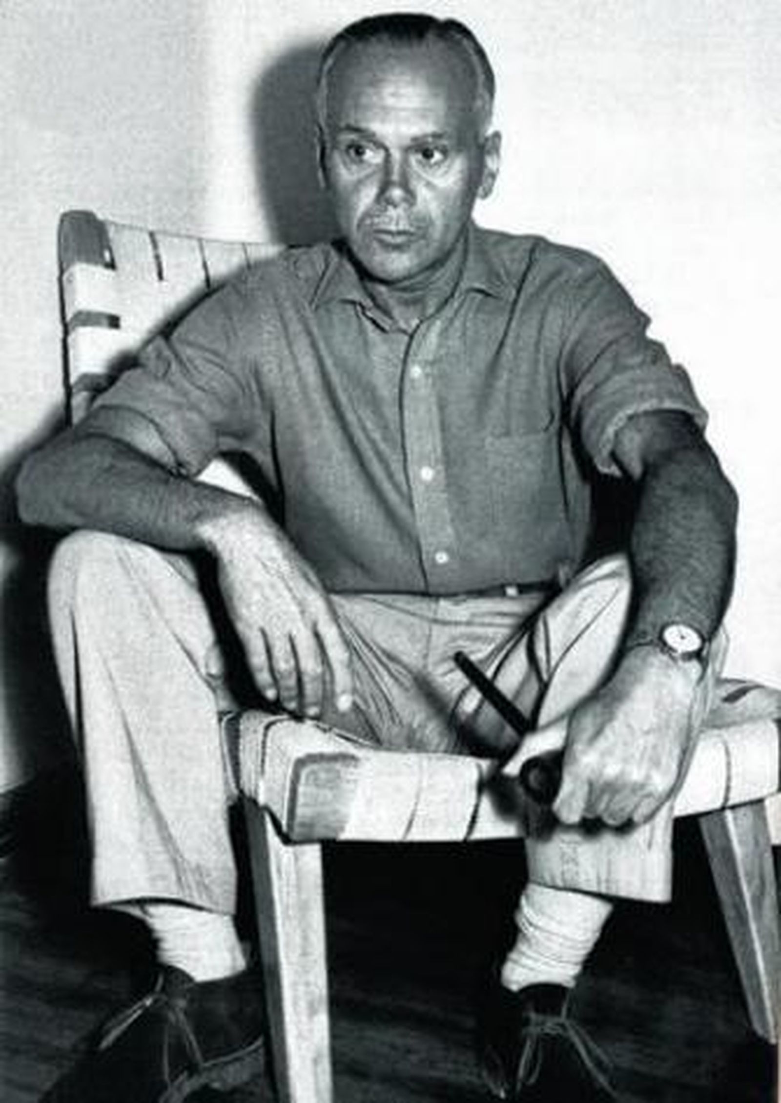 Fotografía hasta ahora inédita de Cernuda e incluida en el libro, tomada a principios de los años 50 en Ciudad de México por Tomás Montero Torres. Abajo, un instante del acto de presentación del volumen en la Fundación Cajasol.