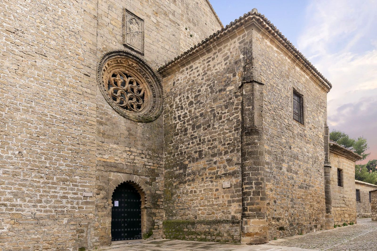 Puerta de la Luna de la Catedral de Baeza, donde el gran seísmo de 1755 obligó a reforzar fábricas y revisar cubiertas y bóvedas en uno de los principales conjuntos monumentales del Renacimiento andaluz.