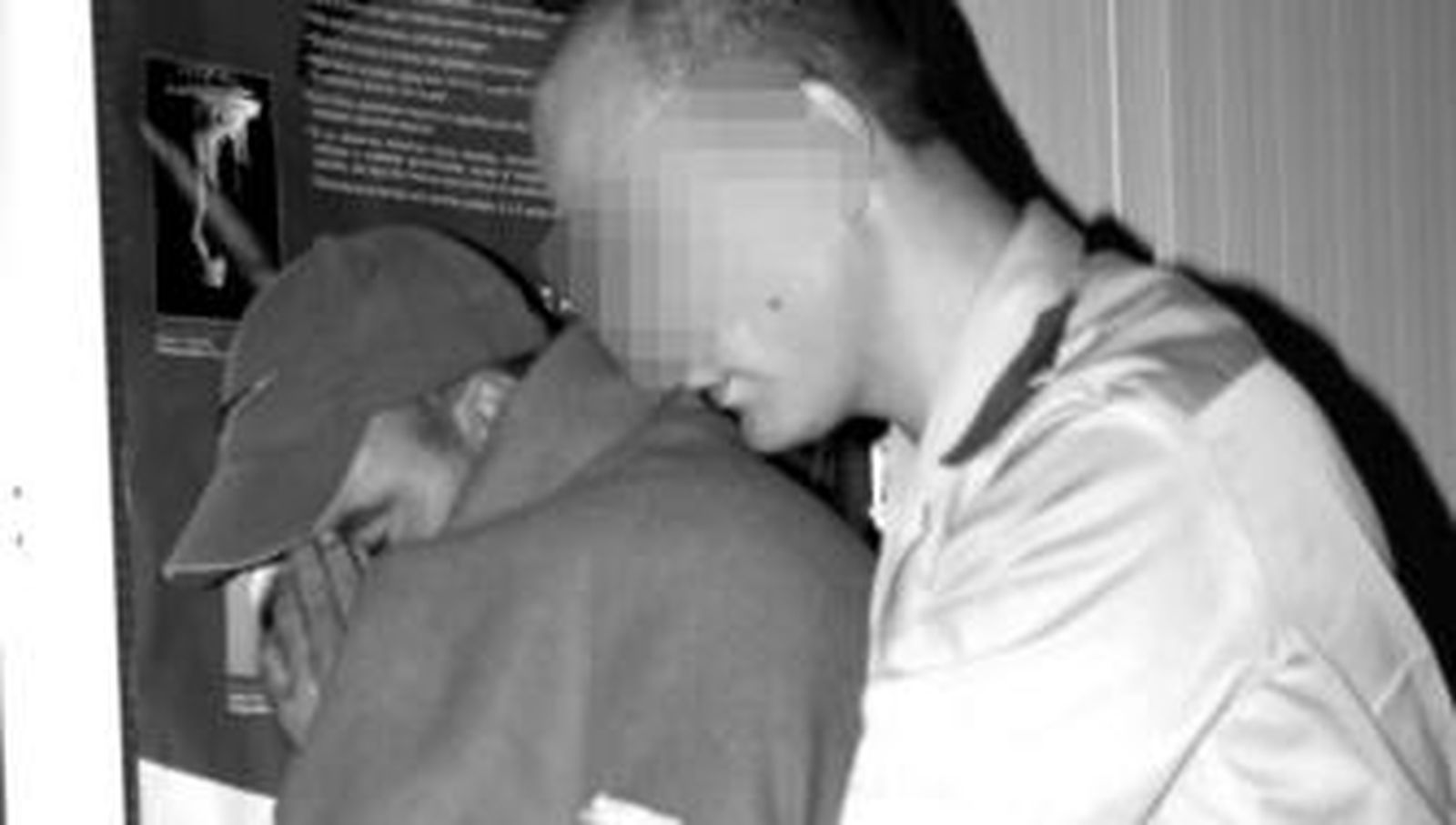 Un agente de la Guardia Civil con uno de los inmigrantes detenidos en la costa de Barbate la última noche del pasado año.