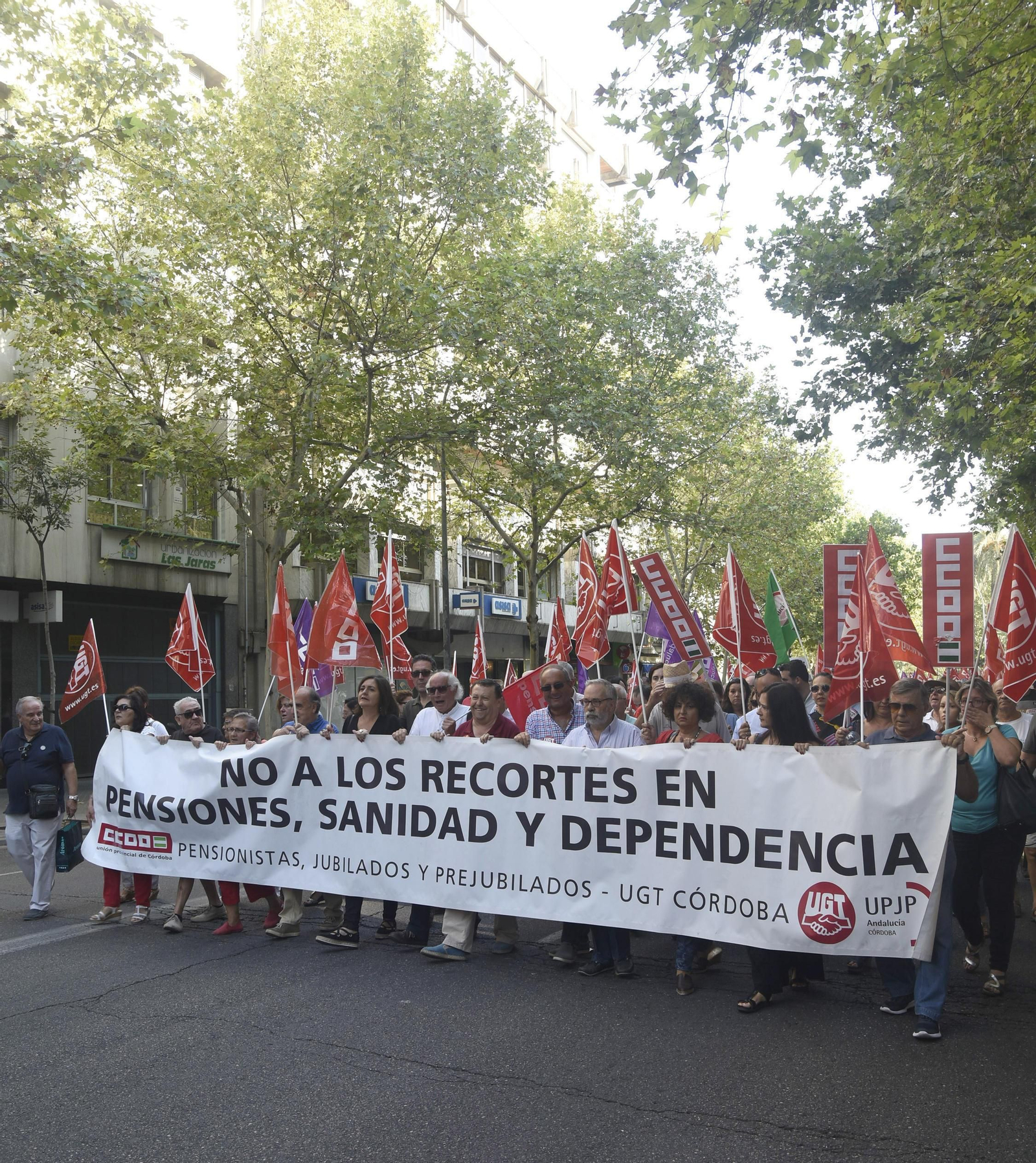 La cabeza de la manifestación recorre Ronda de los Tejares.