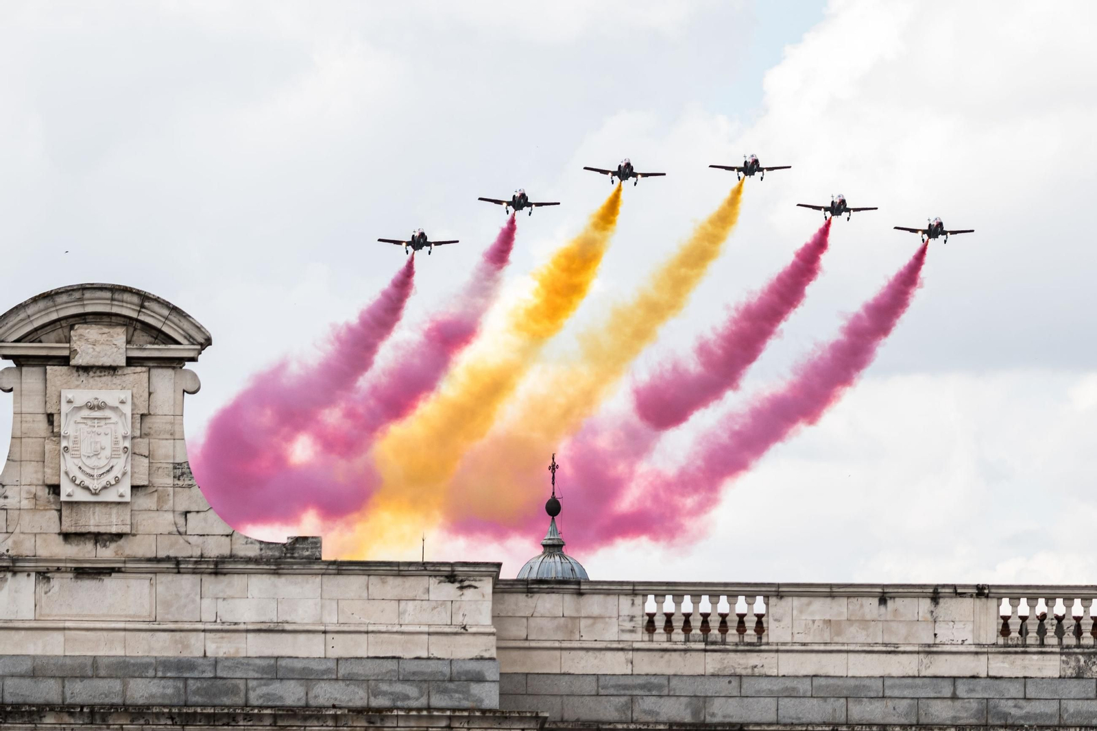 Espectaculares fotos de las acrobacias de la Patrulla Águila: cuatro décadas surcando los cielos