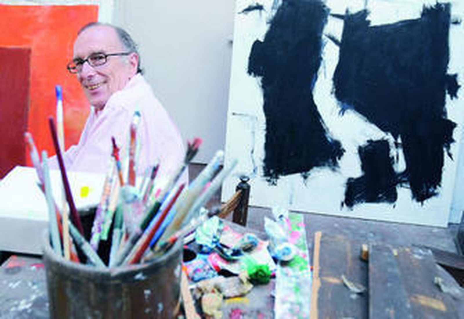 Manuel Salinas, en su estudio, entre prismas y capirotes que evocan la geometría cofrade.