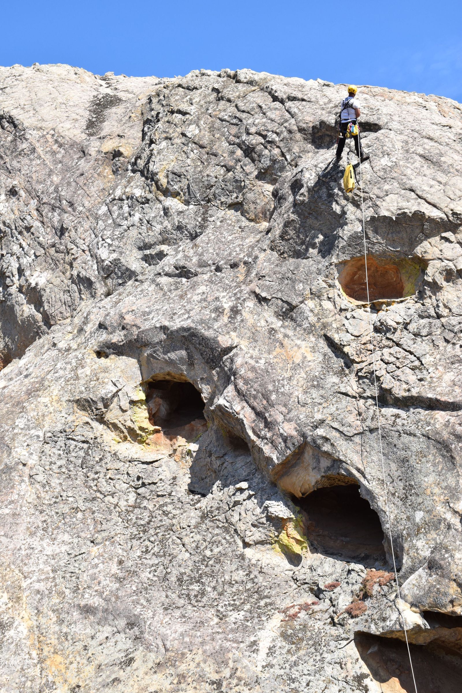 Acceso al abrigo conocido como la Cueva de las Estrellas.