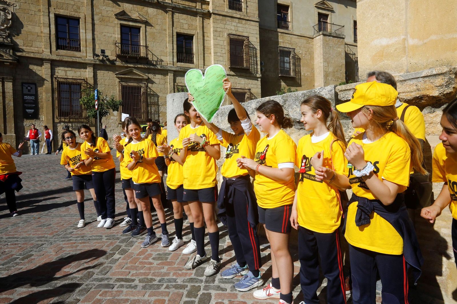 Las mejores imágenes del abrazo a la Mezquita-Catedral por las enfermedades raras