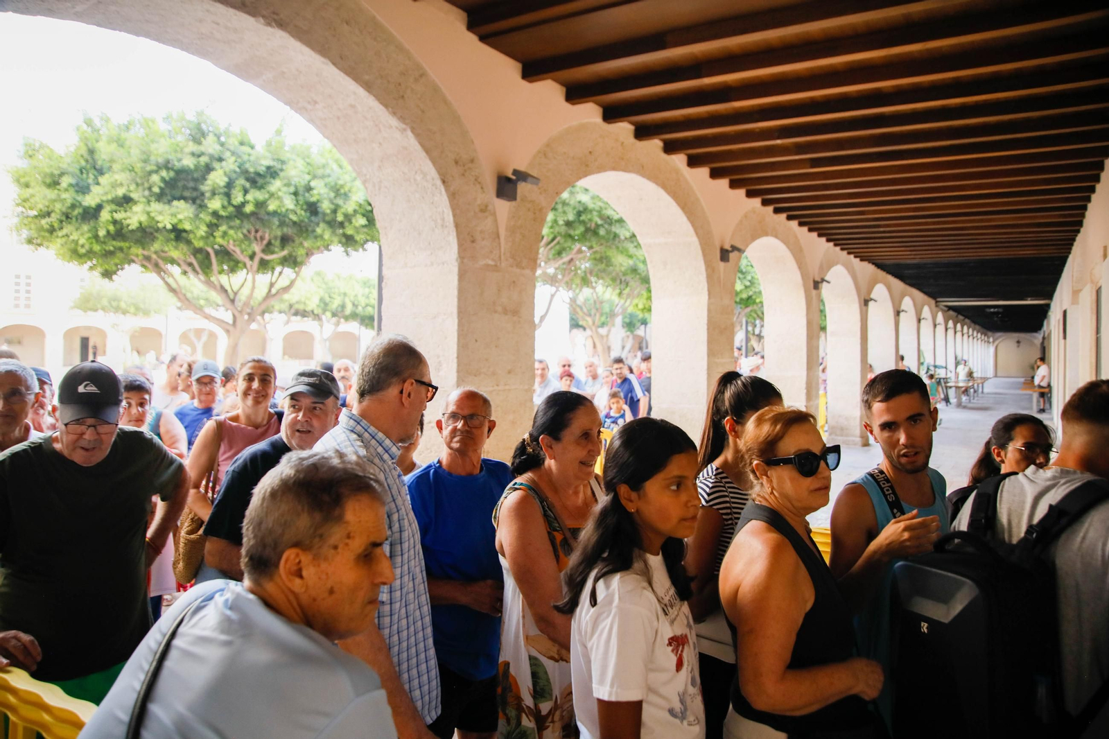 Las imágenes del reparto de abanicos en la Plaza de la Constitución en Almería