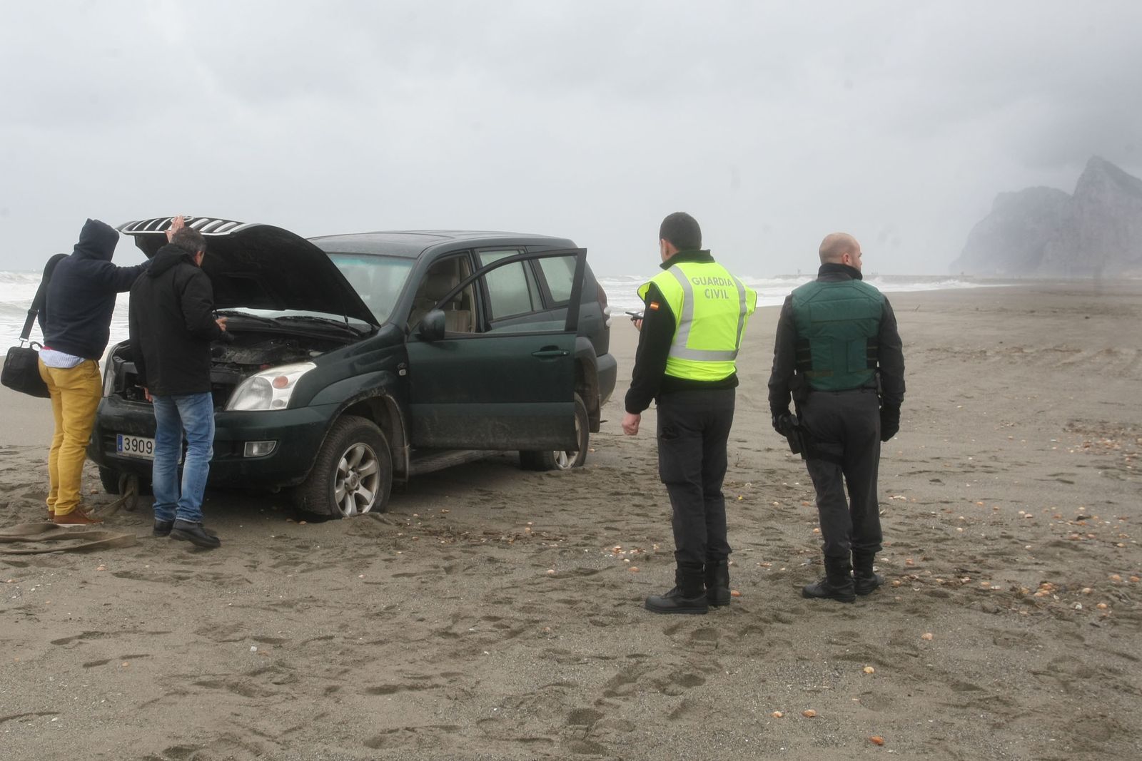 Un guardia civil, durante un operación antidroga en La Línea.