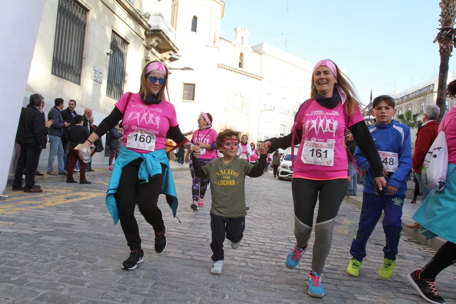 Imágenes de la Carrera contra el cáncer de mama de Huelva.