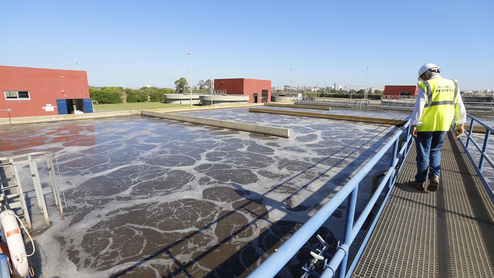 Un trabajador supervisa el proceso del tratamiento de las aguas. Un trabajador supervisa el proceso del tratamiento de las aguas.