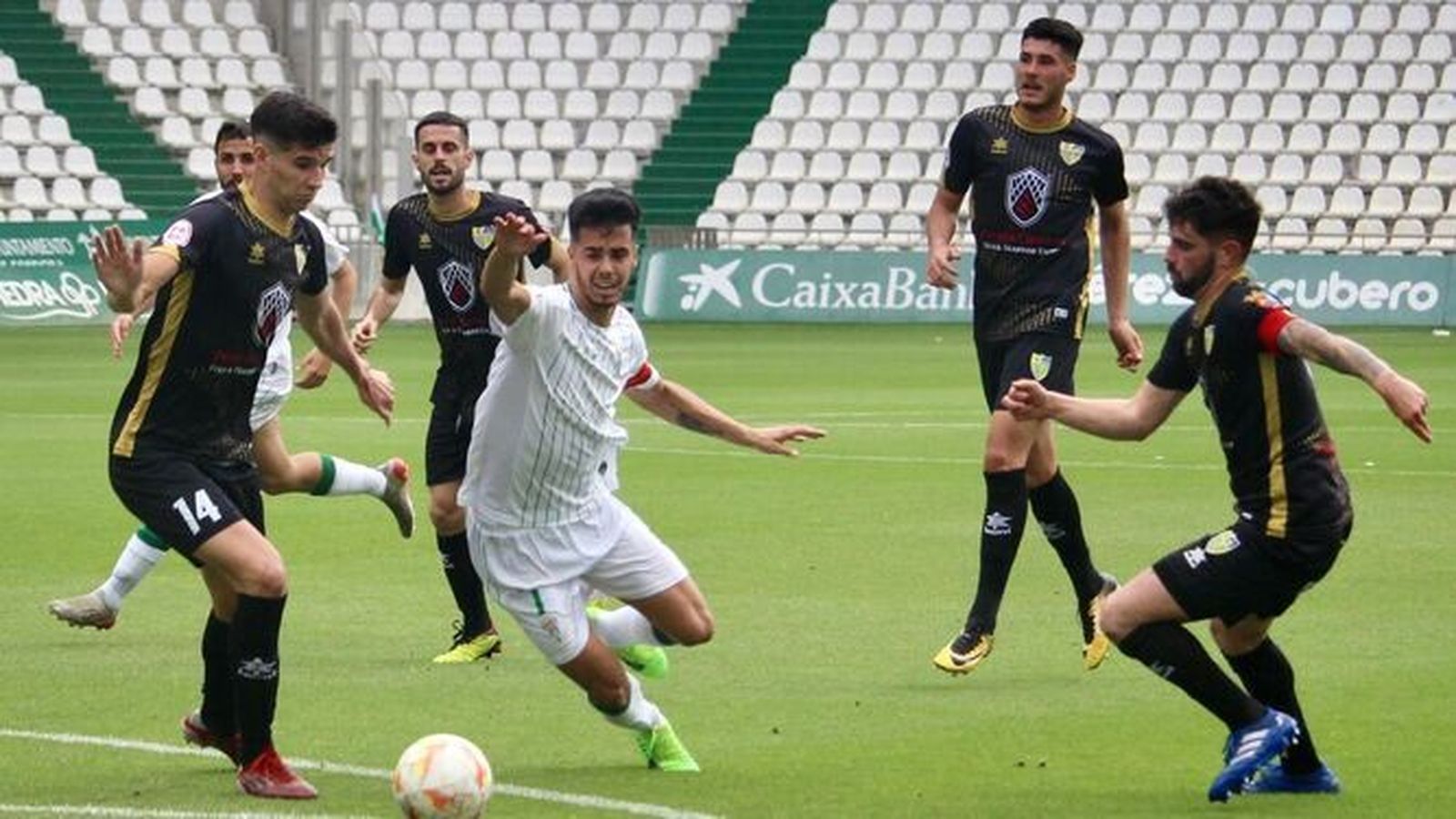 Juanma Bernal es presionado por varios jugadores del Conil.