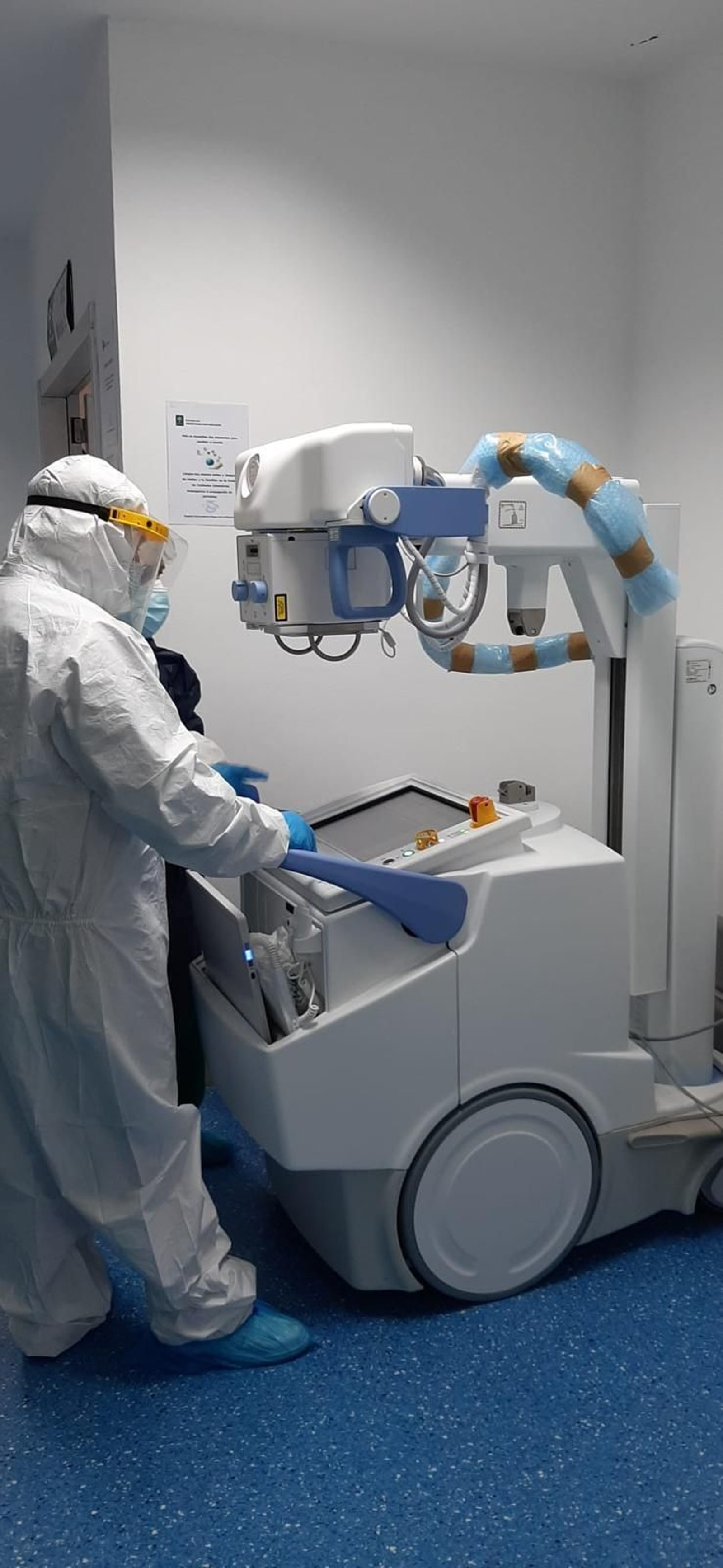 El equipo de radiología digital a pie de cama del Hospital Clínico