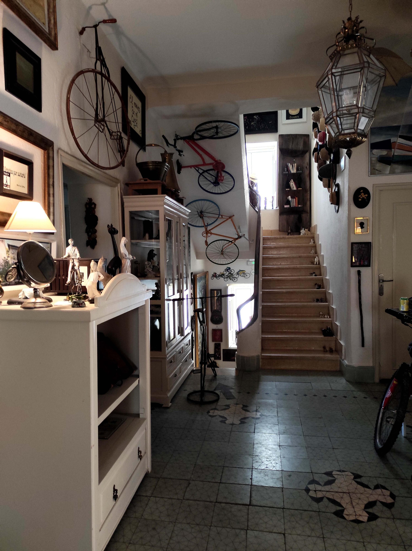 La casa es un auténtico museo con detalles por todos lados.