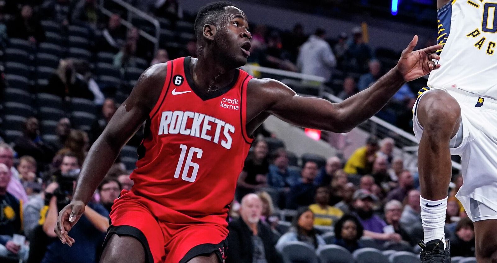 Usman Garuba en un encuentro con los Rockets.