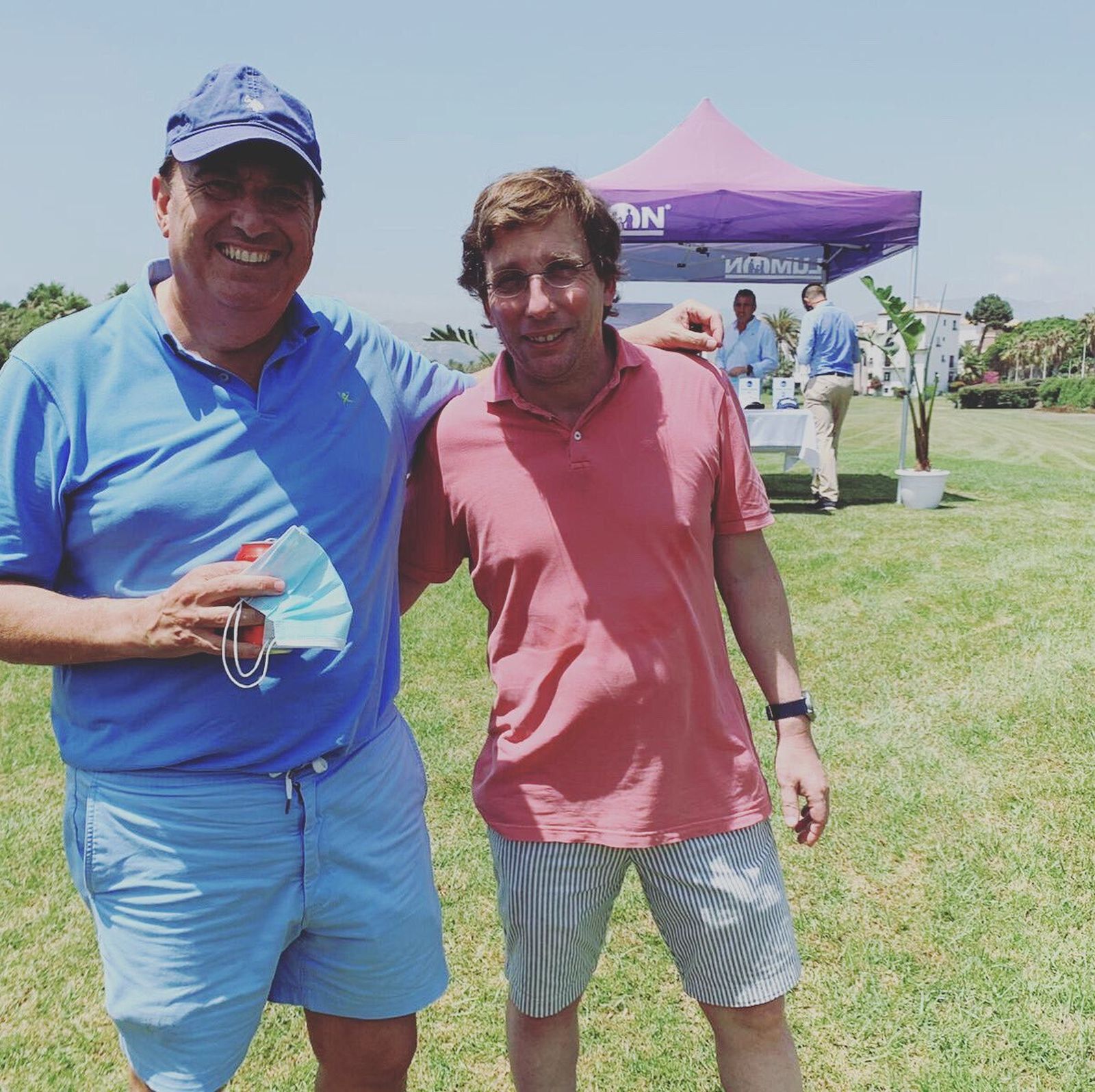 Martínez-Almeida en el torneo de golf de Motril.