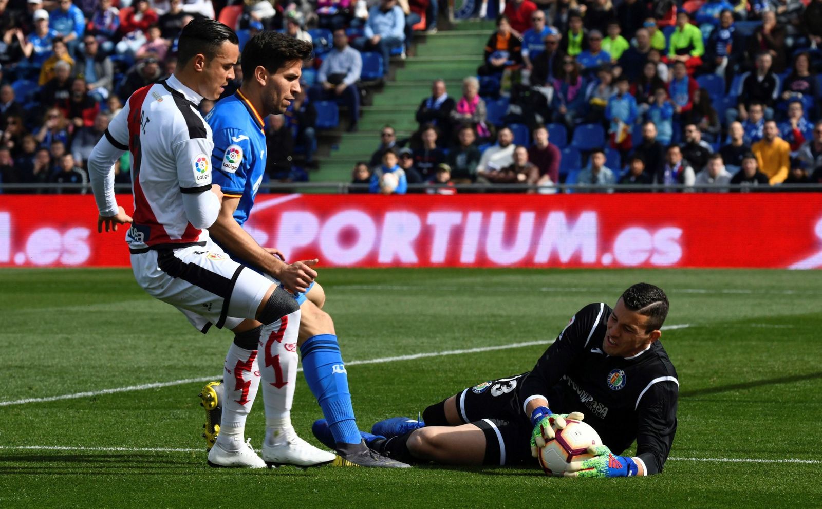 David Soria bloca un balón por bajo durante el Getafe-Rayo de la recién concluida Liga.