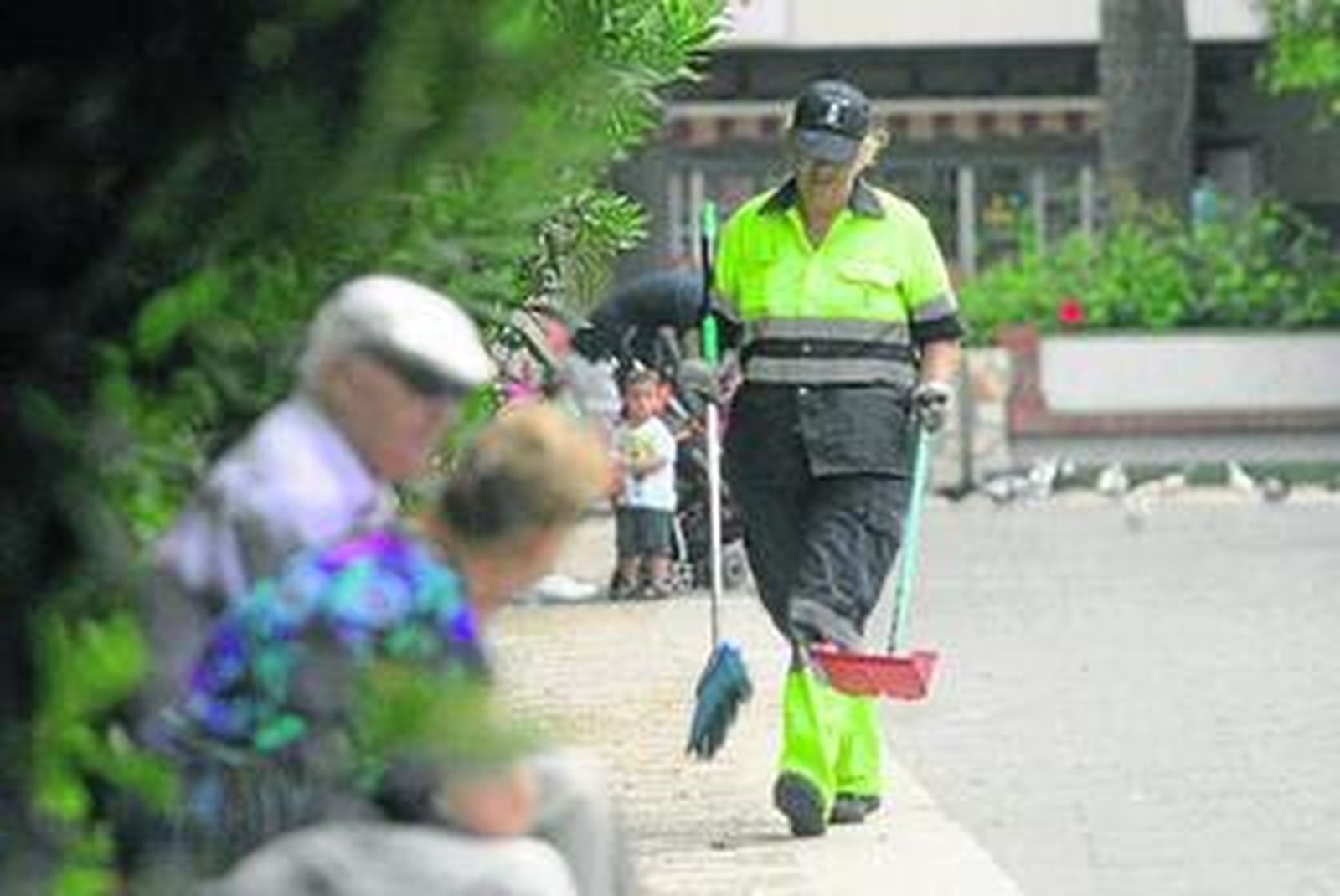 Instantánea de una trabajadora de la limpieza, en el paseo de Fariñas.