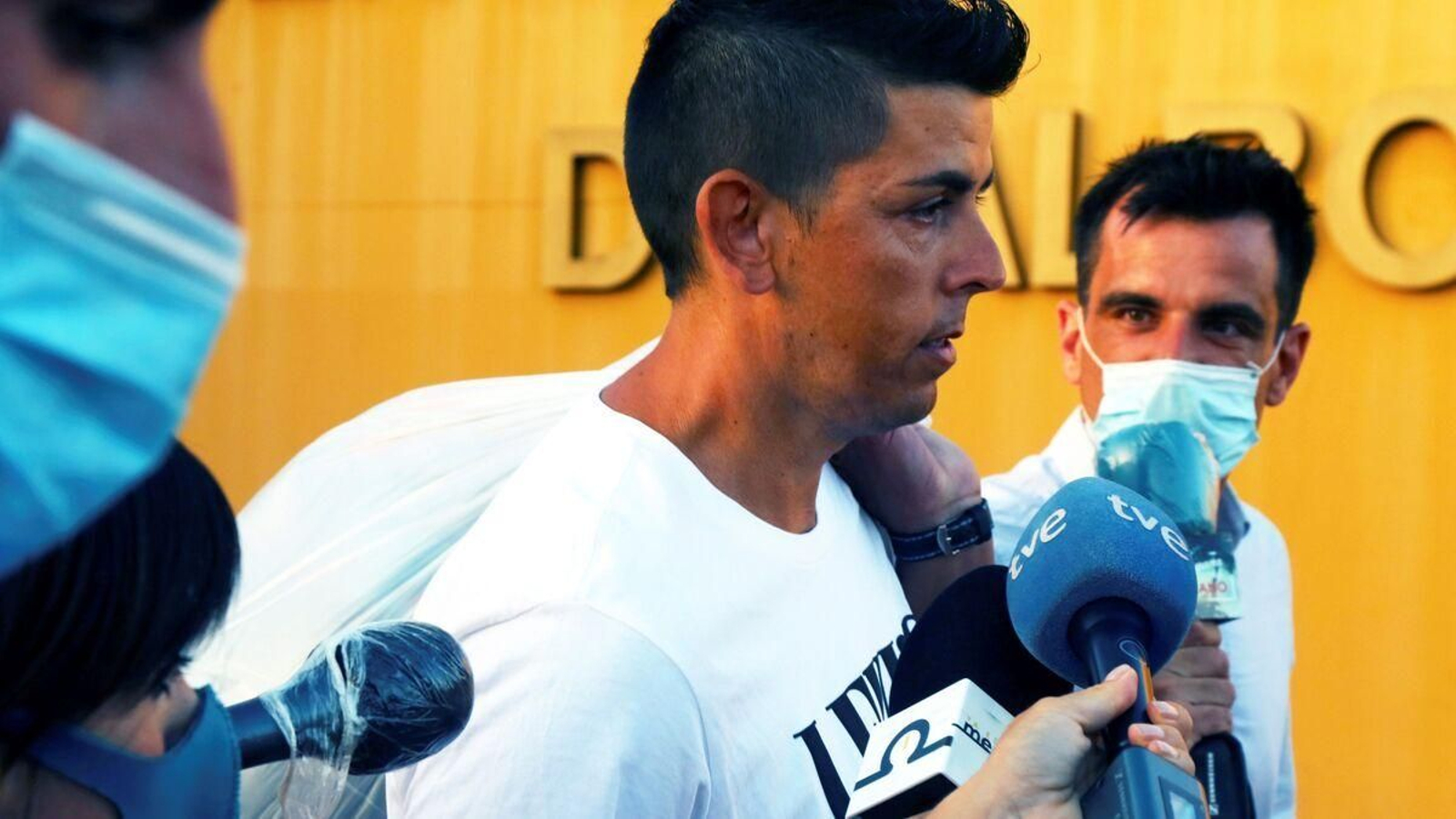 El novio de Dana Leonte a su salida de la cárcel de Albolote.