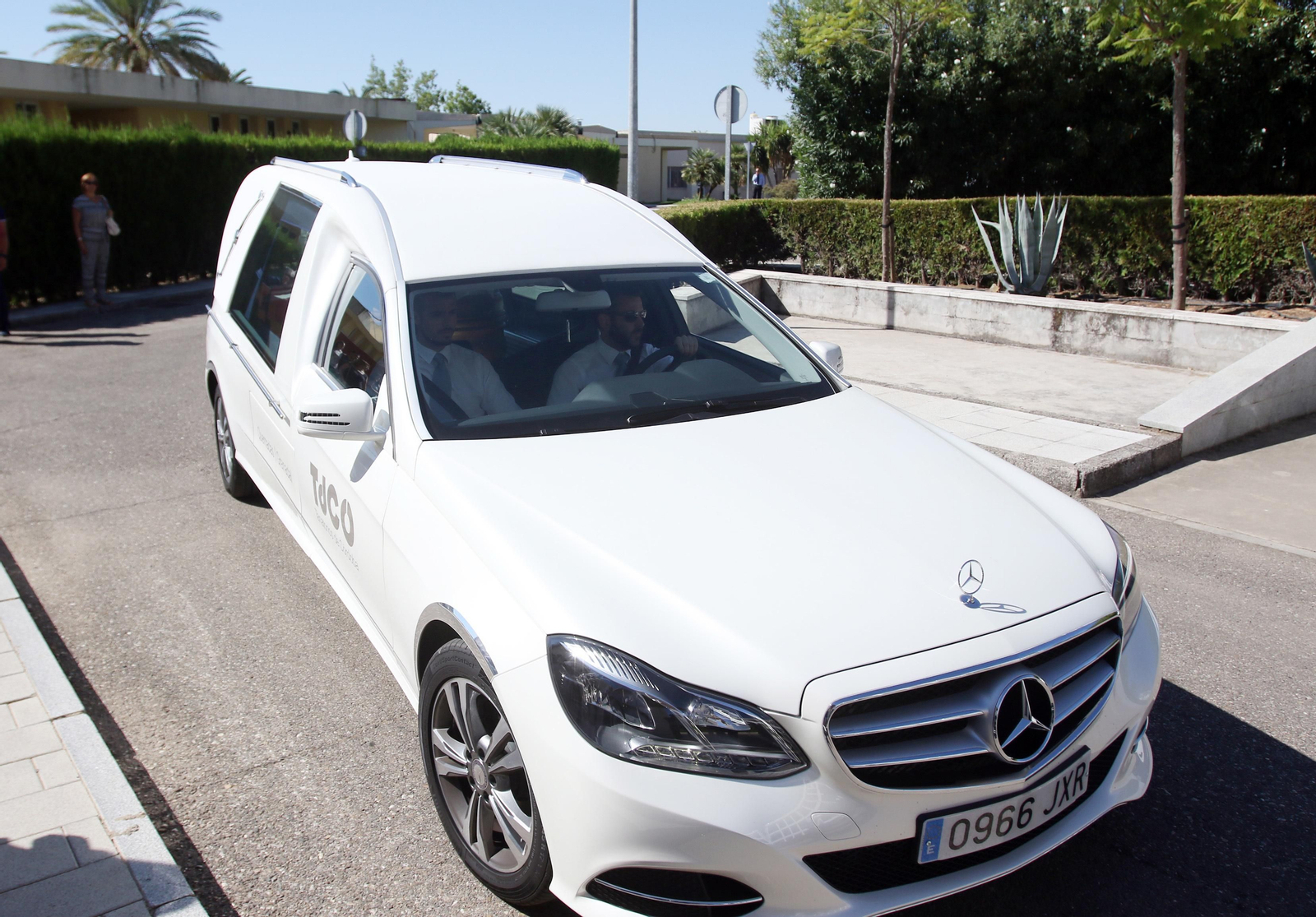 La familia de Blesa acude al tanatorio donde se incineró el cadáver del exbanquero